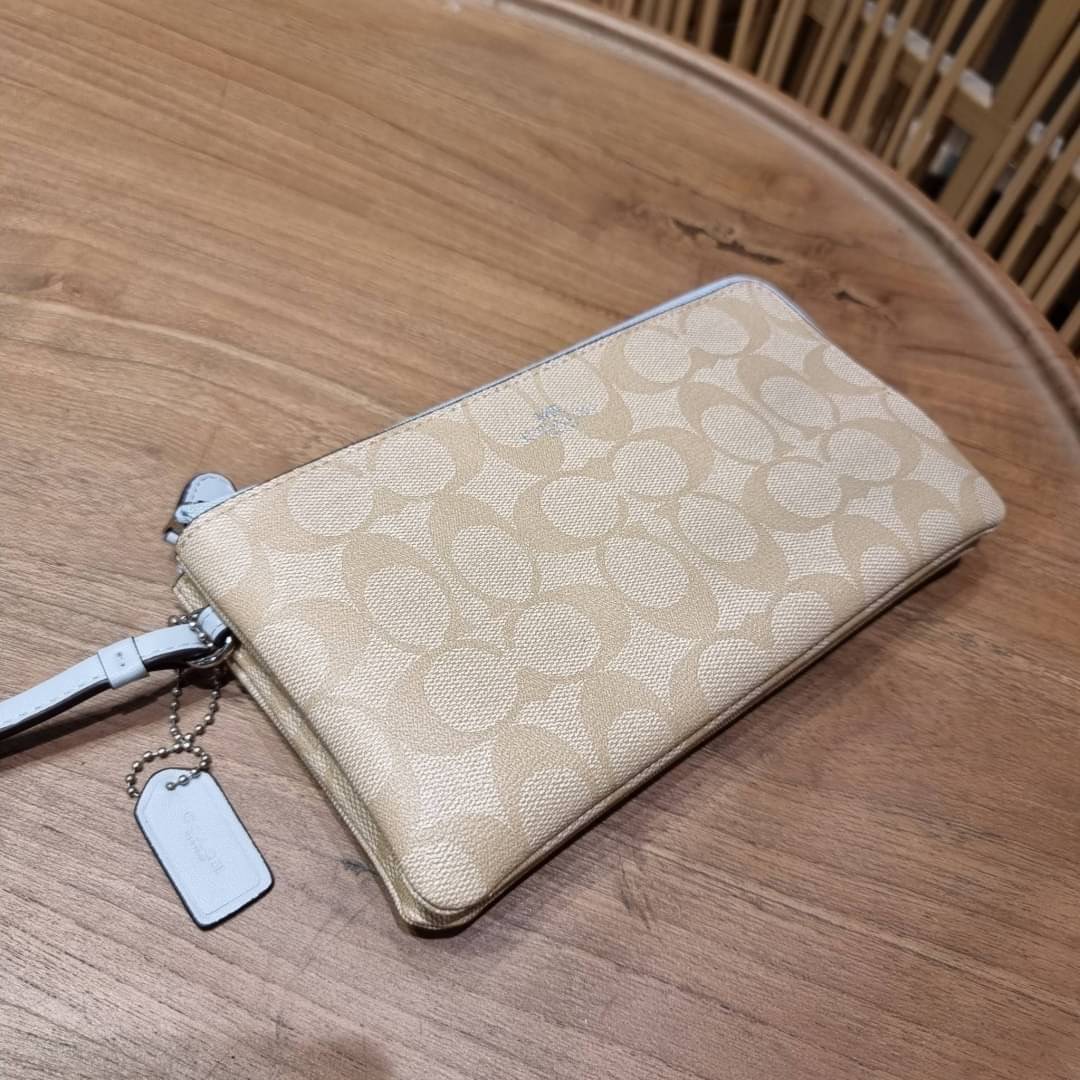 COACH F54057 DOUBLE ZIP WALLET IN SIGNATURE กระเป๋าคล้องมือ size L ใบนี้ใส่มือถือได้ทุกรุ่น ขนาดกำลังดี พกพาสะดวกมากๆ วัสดุหนังสังเคราะห์ ภายในเป็นผ้าสีสวยคม ใส่ธนบัตร ใส่บัตรได้เยอะ ใส่มือถือได้สบายๆทุกรุ่น ตอบโจทย์สาวๆที่ไม่ชอบพกเยอะวุ่นวายจ้า ใบนี้เอาอ