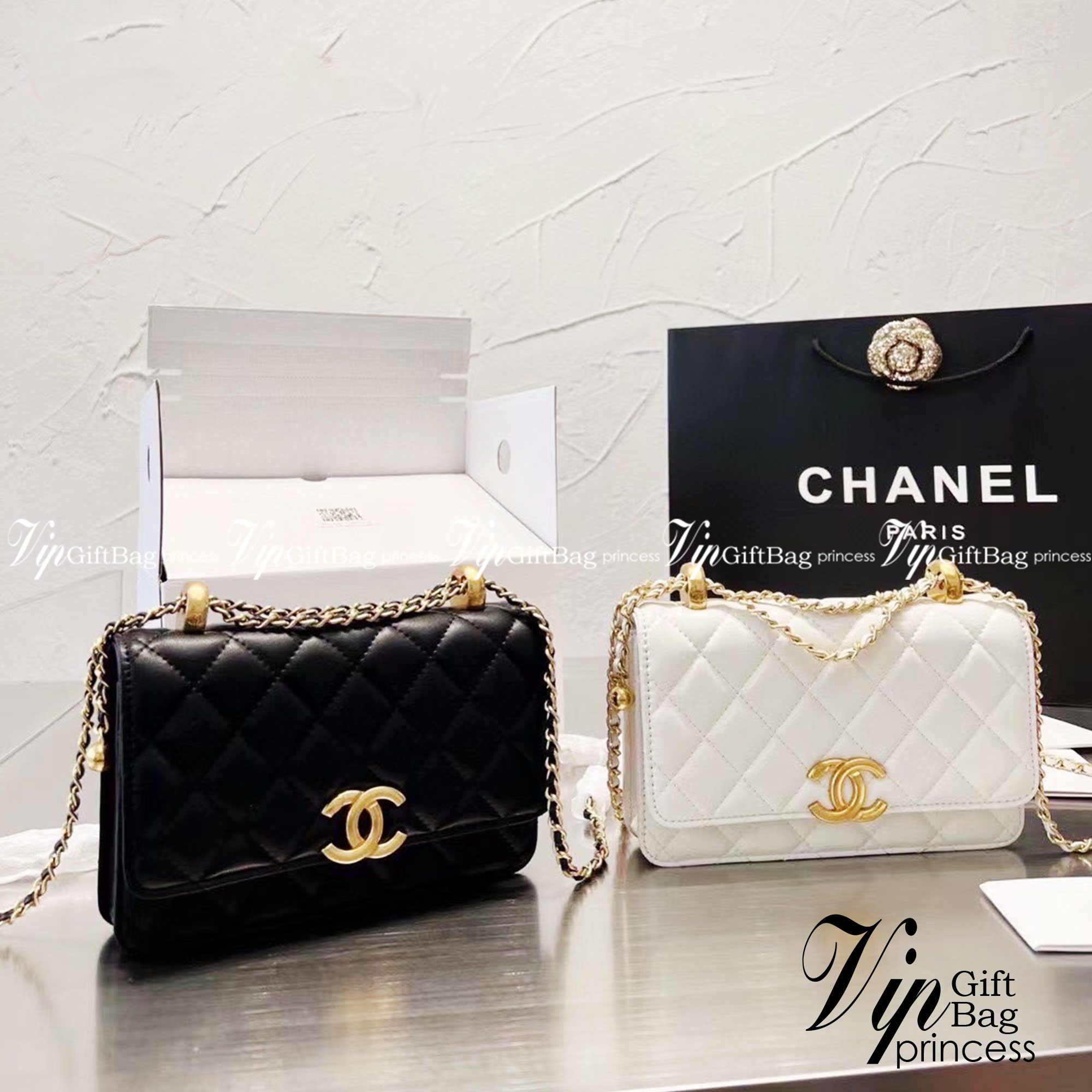 Chanel flap bag / Chanel Woc with Adjustable Ball Chain ปังไม่ไหว woc ทรงที่สาวๆควรมีติดไว้ได้ใช้แน่นอนค่ะ รอบนี้จัดมาเสิร์ฟ 2 สี พร้อมสายสะพายครอสบอดี้ งานปั้มทุกจุด ใช้ได้ทุกลุค เกรดงานสวย งานชนชอป ใช้ได้ Everyday Look เลยค่า