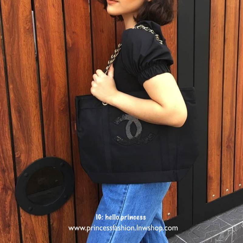 Chanel Beaute Black Sequin Shopping Bag VIP Gift With Purchase (GWP) กระเป๋าสะพายทรง Shopping VIP. gift & Limited Edition ของแท้นำเข้าจากเคาน์เตอร์ Chanel Beaute ใบใหญ่กำลังดี ประดับเลื่อมสีดำ โลโก้ CC ทั้ง 2 ด้าน เปิดปิดด้วยกระดุมแม่เหล็ก มาพร้อมสายโซ่ทอ
