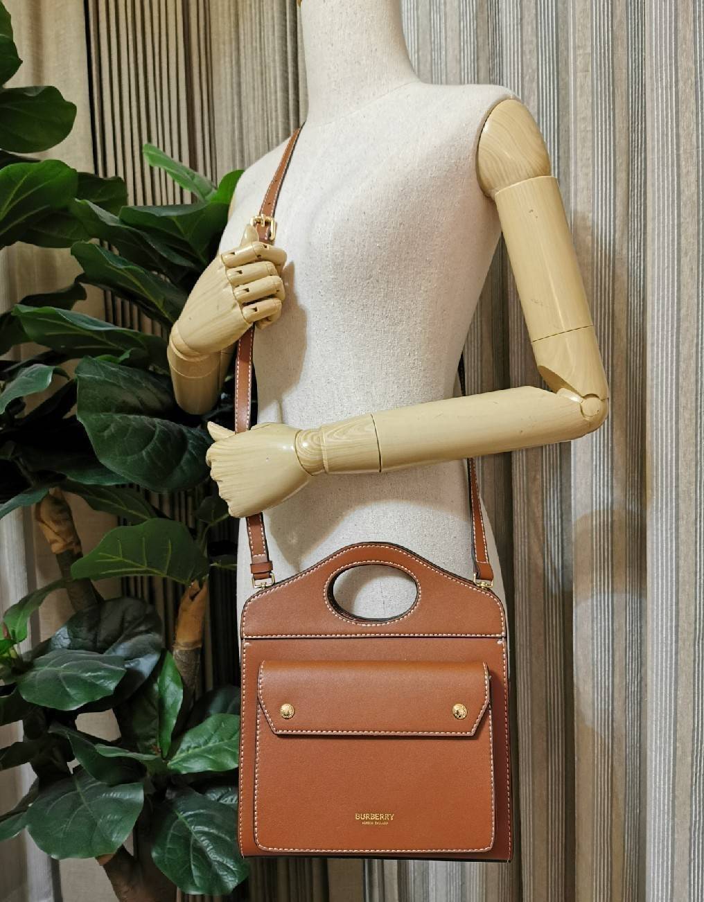 BURBERRY FRAGRANCES CROSSBODY BAG VIP GIFT WITH PURCHASE (GWP) พรีเมี่ยมกิ๊ฟ Limited Edition ใหม่ล่าสุดจาก BURBERRY PERFUME วัสดุหนังแท้ Calf Skin ทรงเหลี่ยม ดีไซน์สวยหรูอยู่ทรง ด้านหน้ามีช่องใส่ของ ภายในโล่งกว้าง มีช่องซิปแบรนด์ สามารถใส่กระเป๋าสตางค์ใบย