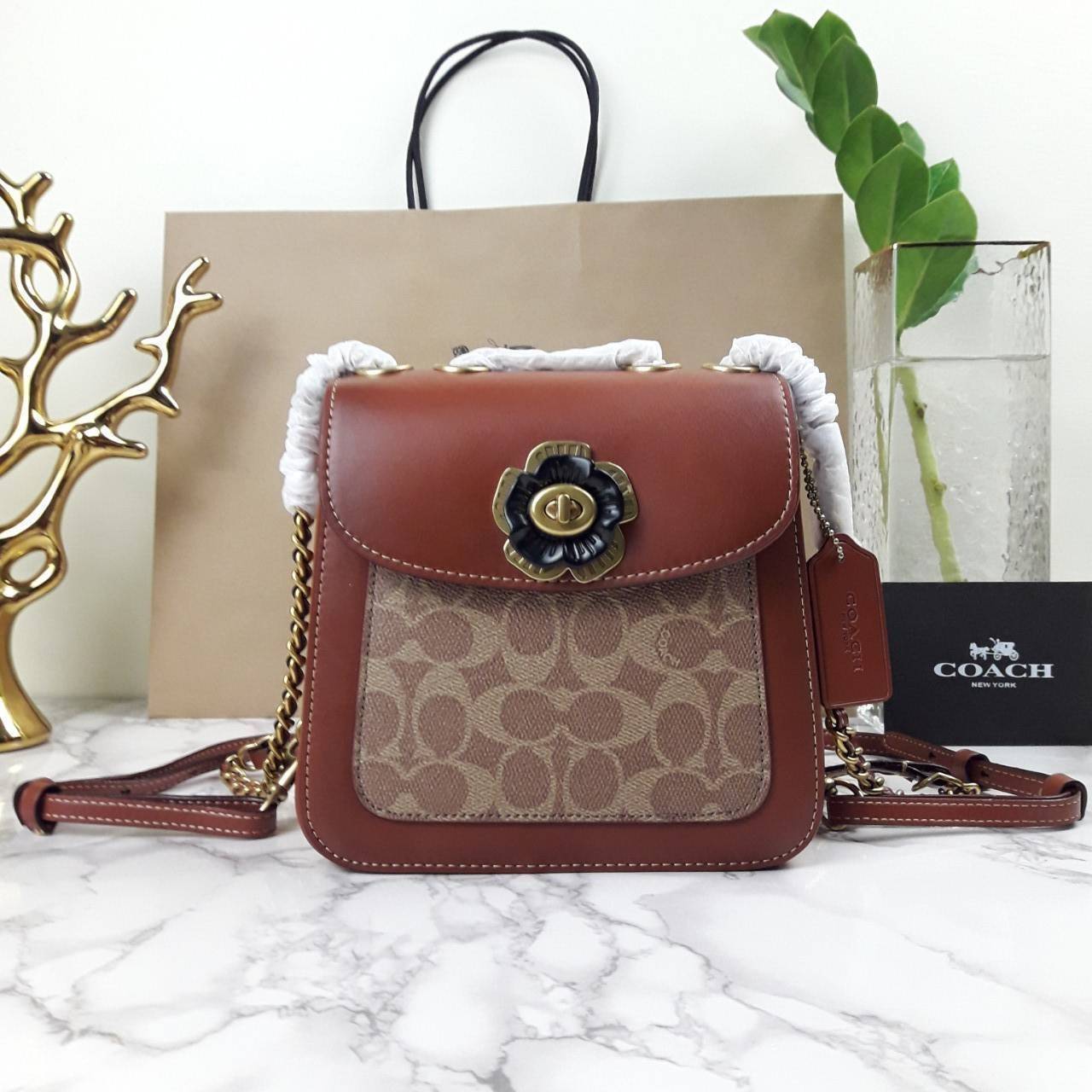 OUTLET 】COACH MADISON CONVERTIBLE BACKPACK 18 IN SIGNATURE CANVAS (C0828) ใบเดียว เปลี่ยนลุคได้เยอะขนาดนี้ ต้องมีแล้ว 🍁ใบนี้ ปรับลุคได้ตามใจสั่งเลย >> เป็นเป้ได้ คล้องไหล่ได้ คลอสบอดี้ได้ หรือจะปรับสายสั้นเก็บด้านในกระเป๋า ถือแบบสวยๆ ดูดีแบบ