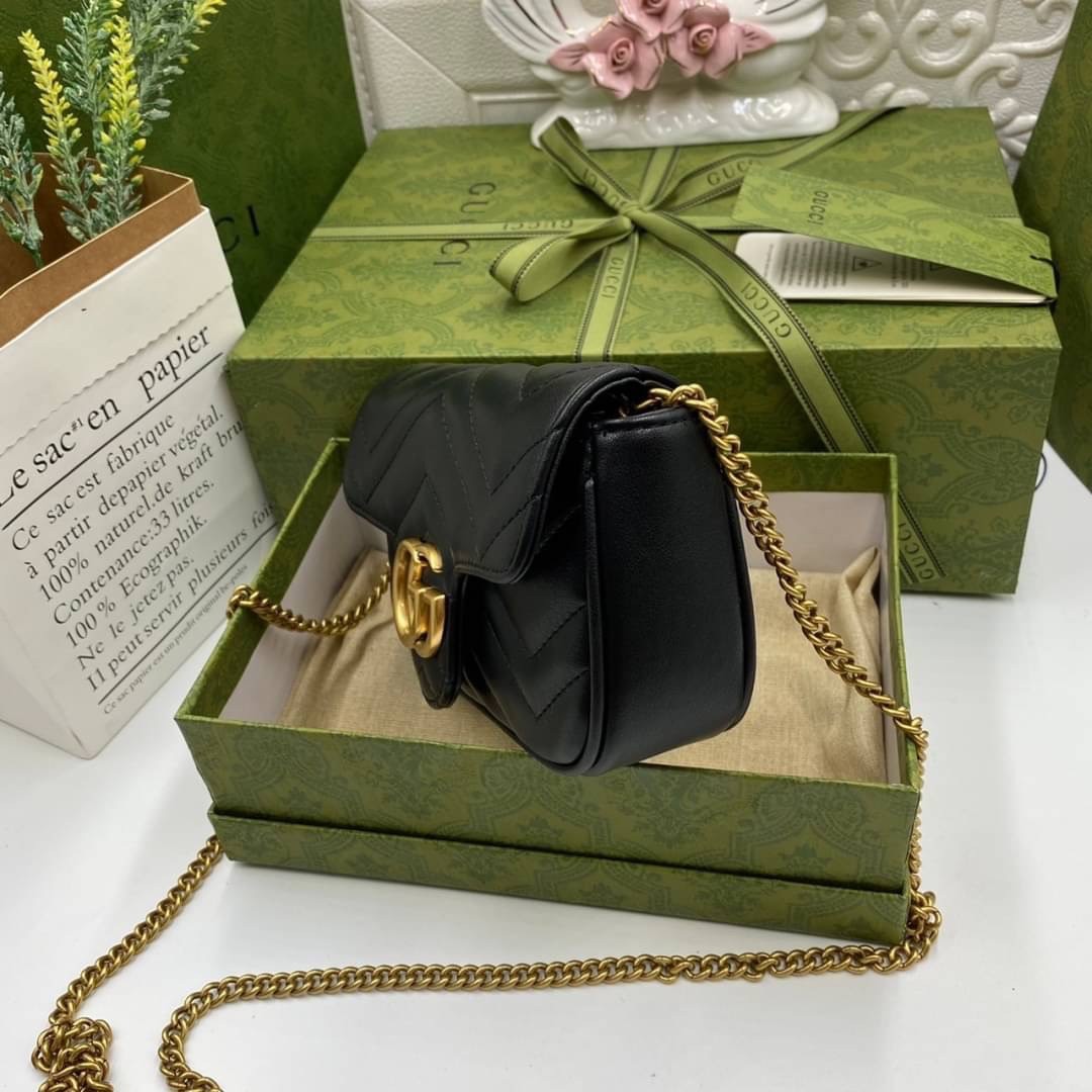 หนังแท้ GUCCI GG Marmont Super Mini กระเป๋าสะพายข้างใบเล็ก น้องมินิ น่ารั๊กมุ้งมิ้ง วัสดุหนังแท้เชฟรอน สายสะพายแบบโซ่ อะไหล่ทองหรูหรา ด้านหน้าประดับโลโก้แบรนด์หรู ทนทาน แข็งแรง น้ำหนักเบา น่ารักมุ้งมิ้ง ไม่ควรพลาดเลยค่า ภาพสินค้าถ่ายจากงานขายจริง ใช้งานต่