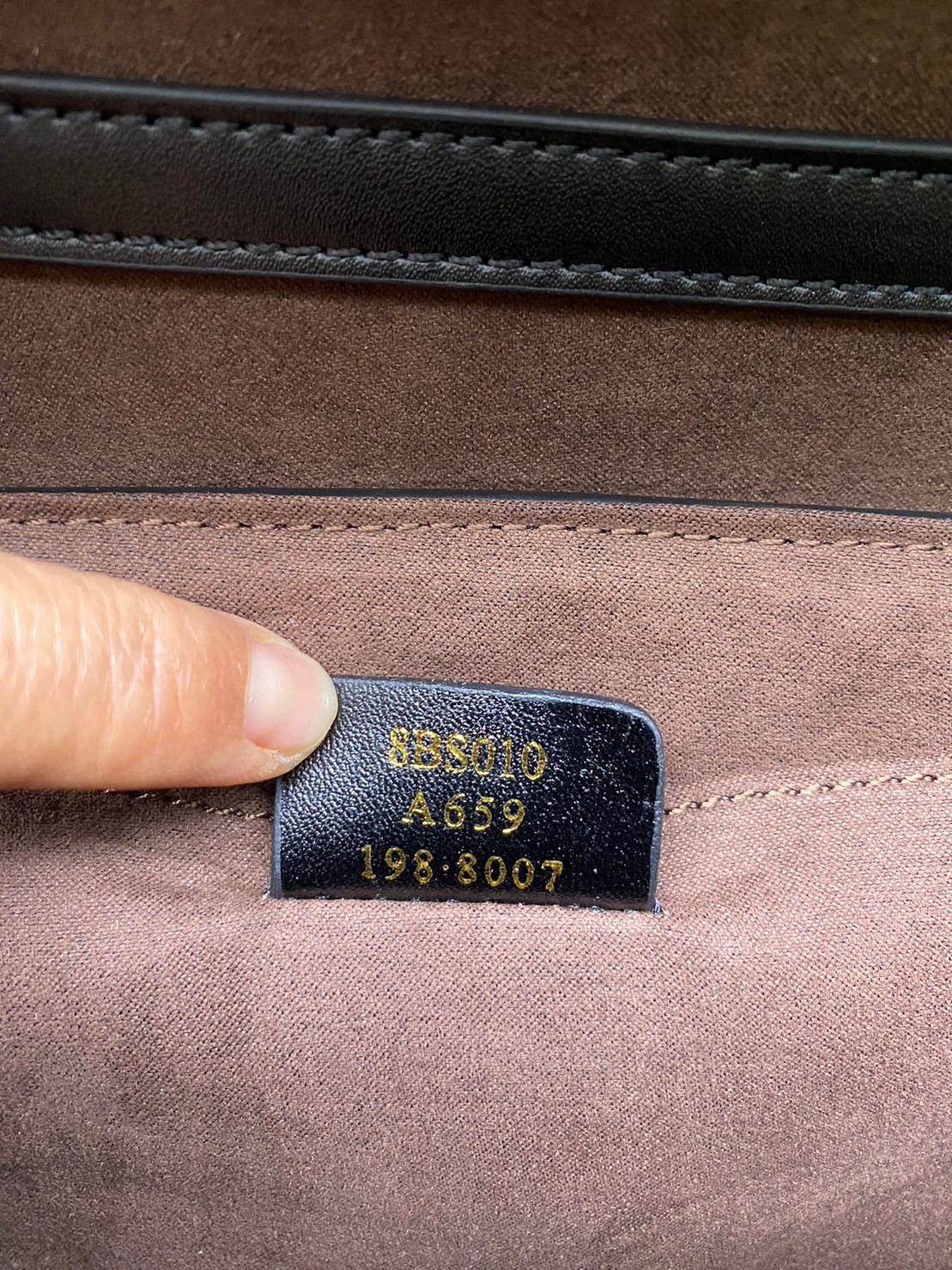 FENDI KAN leather bag เกรดออริจินอล สลับแท้ ด้วยสีและลวดลายคลาสสิกตามแบบแบรนด์ เข้าได้กับสาวๆ ทุกสไตล์ บ่งบอกความเป็น FF ได้อย่างสมบูรณ์แบบ