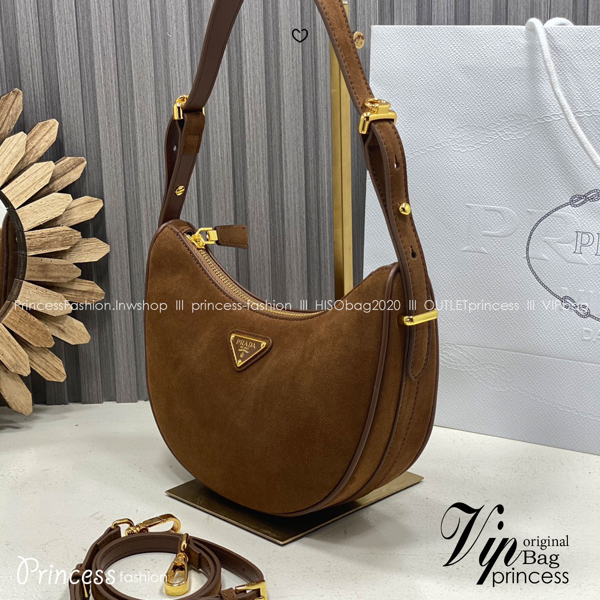 ORI หนังแท้ | Prada Arqué suede shoulder bag 20cm กระเป๋าสะพายโฮโบ รูปทรงเสี้ยวจันทร์เรียบง่าย โดดเด่นด้วยสัมผัสอันนุ่มนวลของหนังกลับที่ทำให้ดีไซน์กระเป๋าทรงโฮโบดูมีเสน่ห์น่าหลงใหล