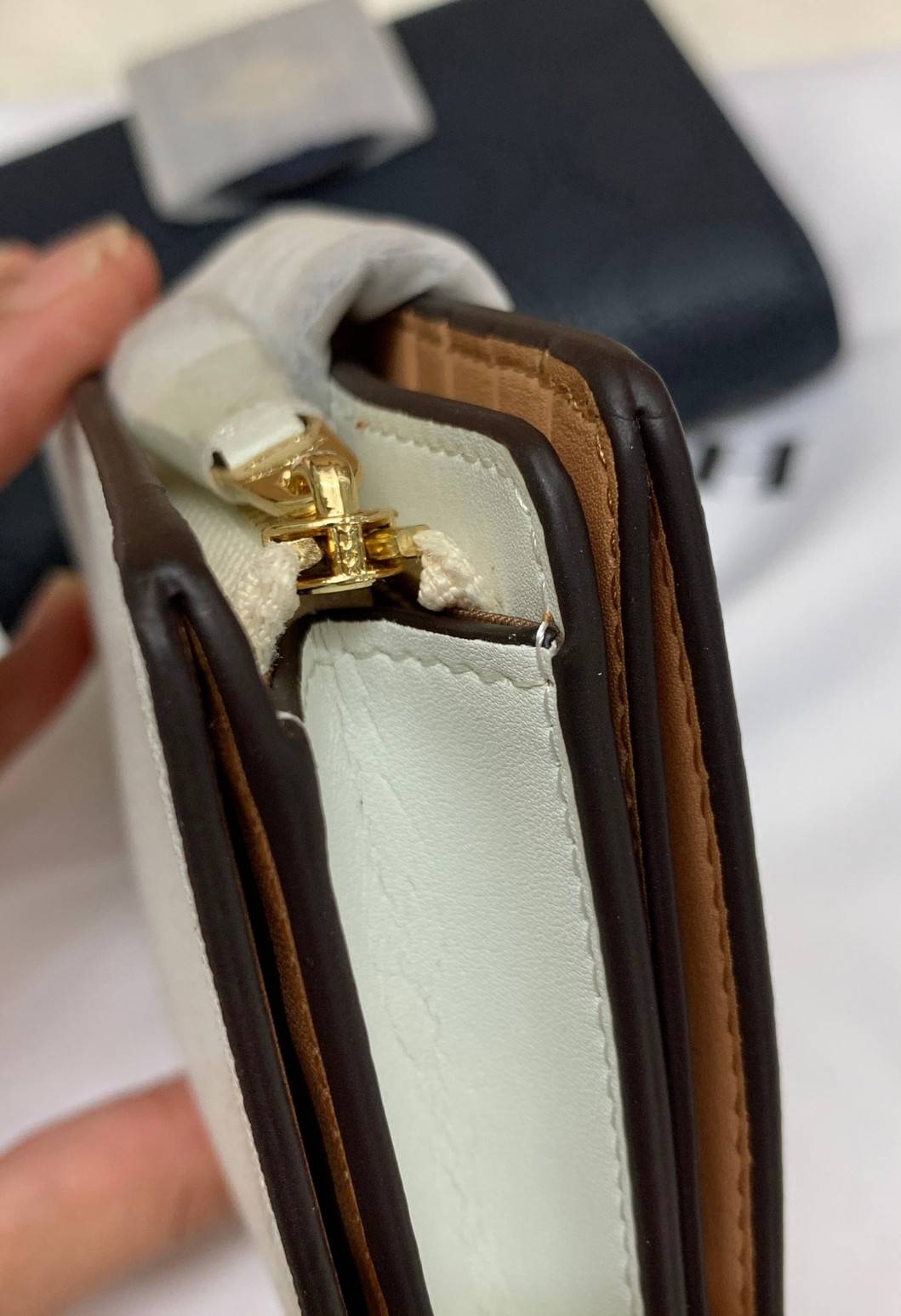 สวยมากๆ ห้ามพลาดเลยนะคะ! COACH MEDIUM CORNER ZIP WALLET IN SIGNATURE ((C4768)) พร้อมส่งค่ะ! กระเป๋าเงินใบขนาดกลางๆ กำลังดี หนังแท้ลายฉลุรูปตัวC ทั้งใบ สวยงามน่าใช้มากๆ ภายในมีช่องเสียบบัตรได้ถึง10ช่อง//ช่องใส่ธนบัตรหนึ่งข่องสามารถใส่แบงค์พันตามยาวได้เลยค่