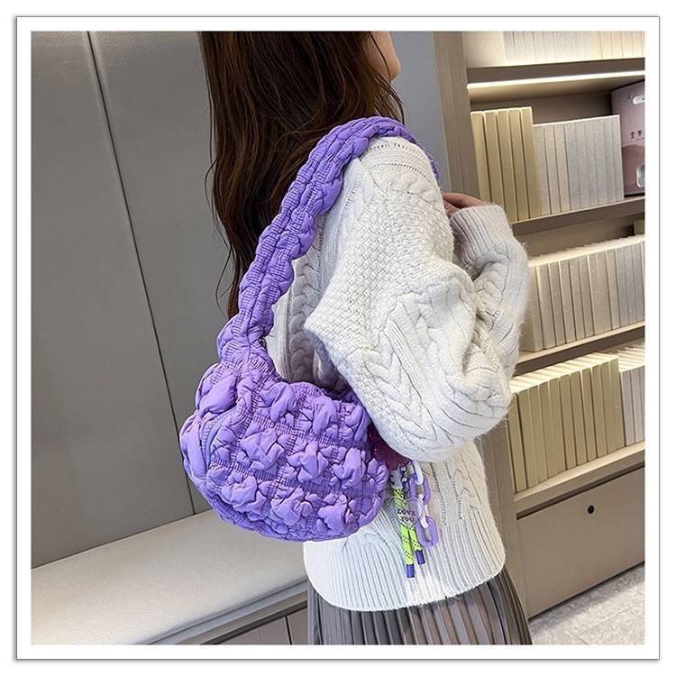 Carlyn Quilted Soft M Bag กระเป๋าสุดฮอตจากประเทศเกาหลี มีทรงที่กำลังพอดี ไม่เล็กหรือใหญ่เกินไป เลยสามารถใช้ในชีวิตประจำวันได้ง่าย ตัวกระเป๋านุ่มบุเหมือนผ้านวม น้ำหนักเบา