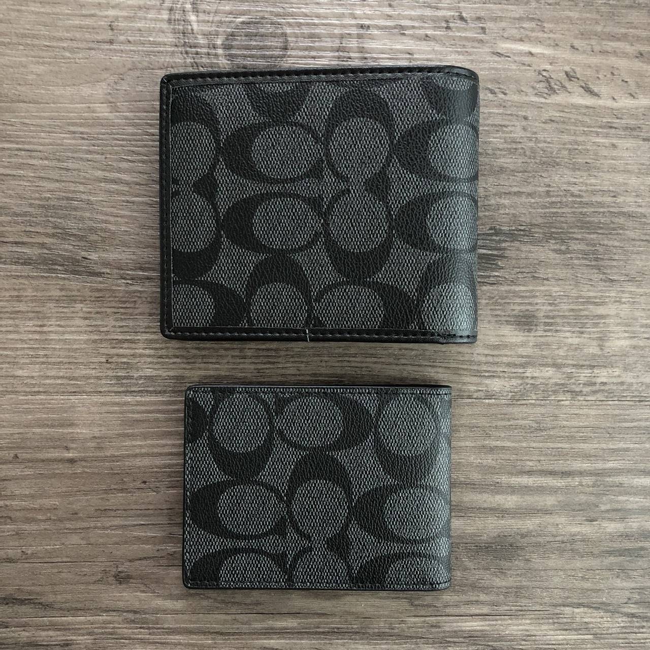 COACH Heritage Signature Compact ID Wallet กระเป๋าสตางค์ใบสั้น มาพร้อมกระเป๋าใส่บัตรใบเล็กอีก 1 ใบ จะมอบเป็นของขวัญหรือใช้เองก็แนะนำค่ะ