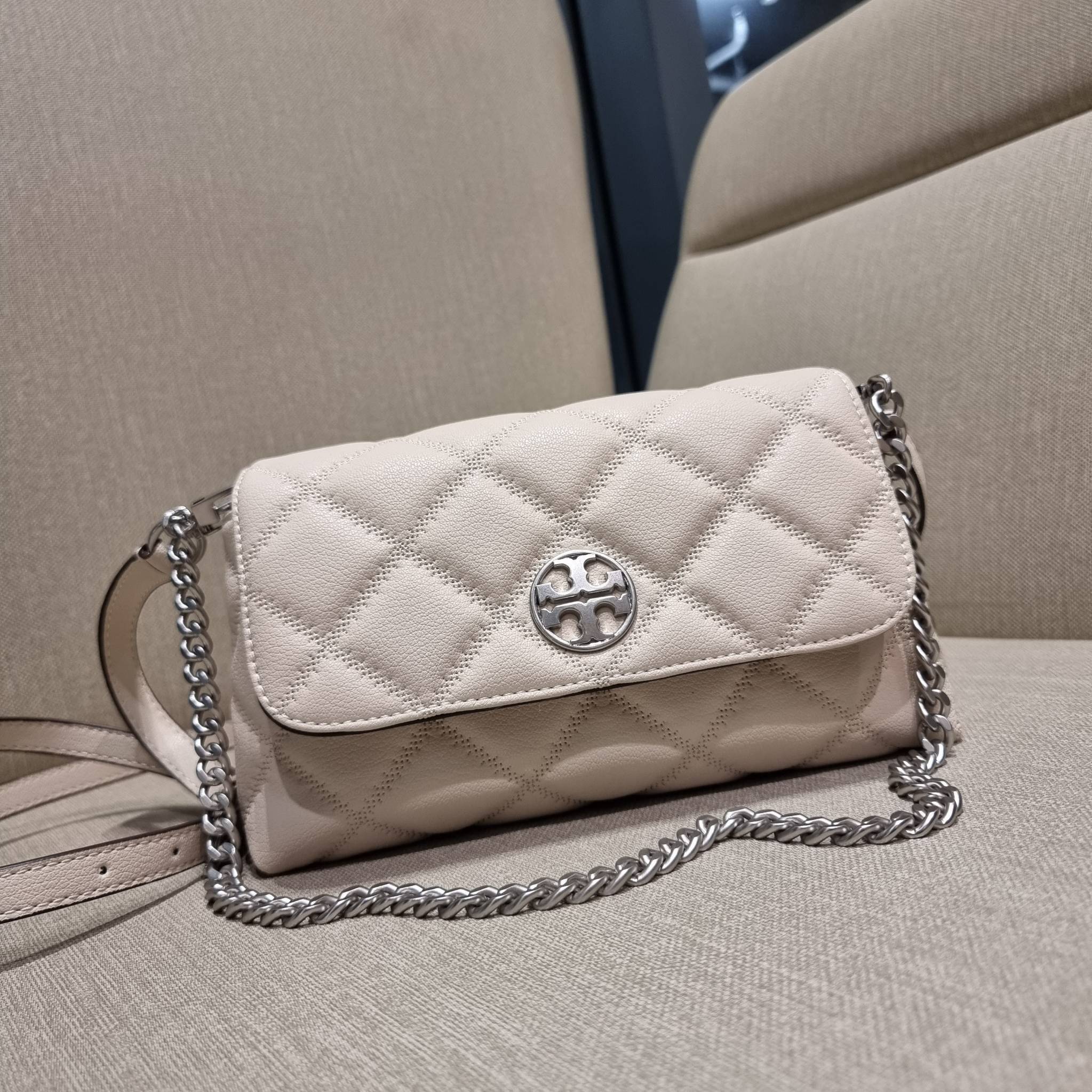 TORY BURCH WILLA MINI SHOULDER BAG ใหม่ล่าสุด พร้อมเสิร์ฟไม่ต้องรอพรีฯ กระเป๋าสะพายดีไซน์เลิศ ทรงสวย กะทัดรัด สะพายคล่องตัว ดีไซน์บุนวม เส้นคมสวยหรู