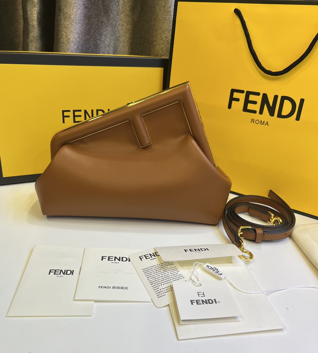 พร้อมส่ง 6 สี FENDI First Midi bag กระเป๋าทรงคลัชมาพร้อมสายสะพาย รูปลักษณ์สวยงามทันสมัย 🧡 เกรดออริจินอล 1:1 สลับแท้ ใช้งานต่างประเทศได้