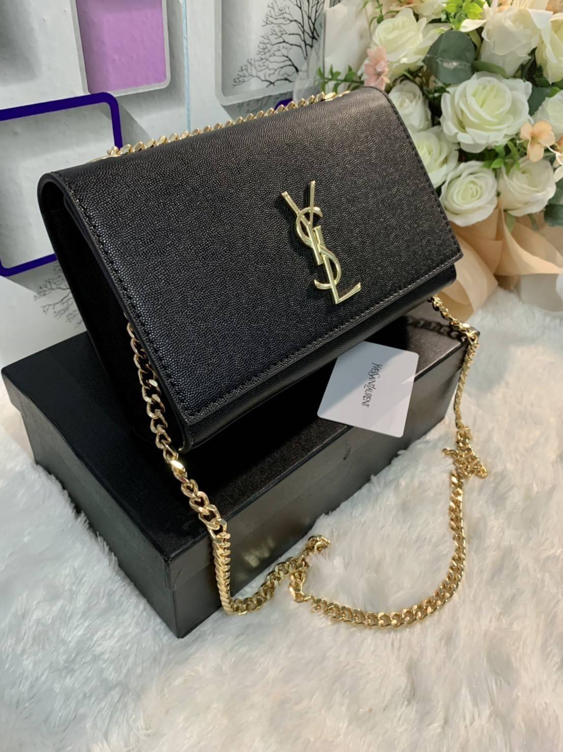 SAINT LAURENT Kate Medium leather shoulder bag VIP GIFT WITH PURCHASE (GWP) พรีเมี่ยมกิ้ฟ Limited Edition จาก YSL DUTY FREE COUNTER วัสดุหนังแกะสังเคราะห์ ลวดลายคล้ายหนังคาเวียร์ หนังสวย ใช้ทน อะไหล่ทองทั้งใบ ด้านหน้าประดับโลโก้แบรนด์ ขนาดกระทัดรัดกำลังดี