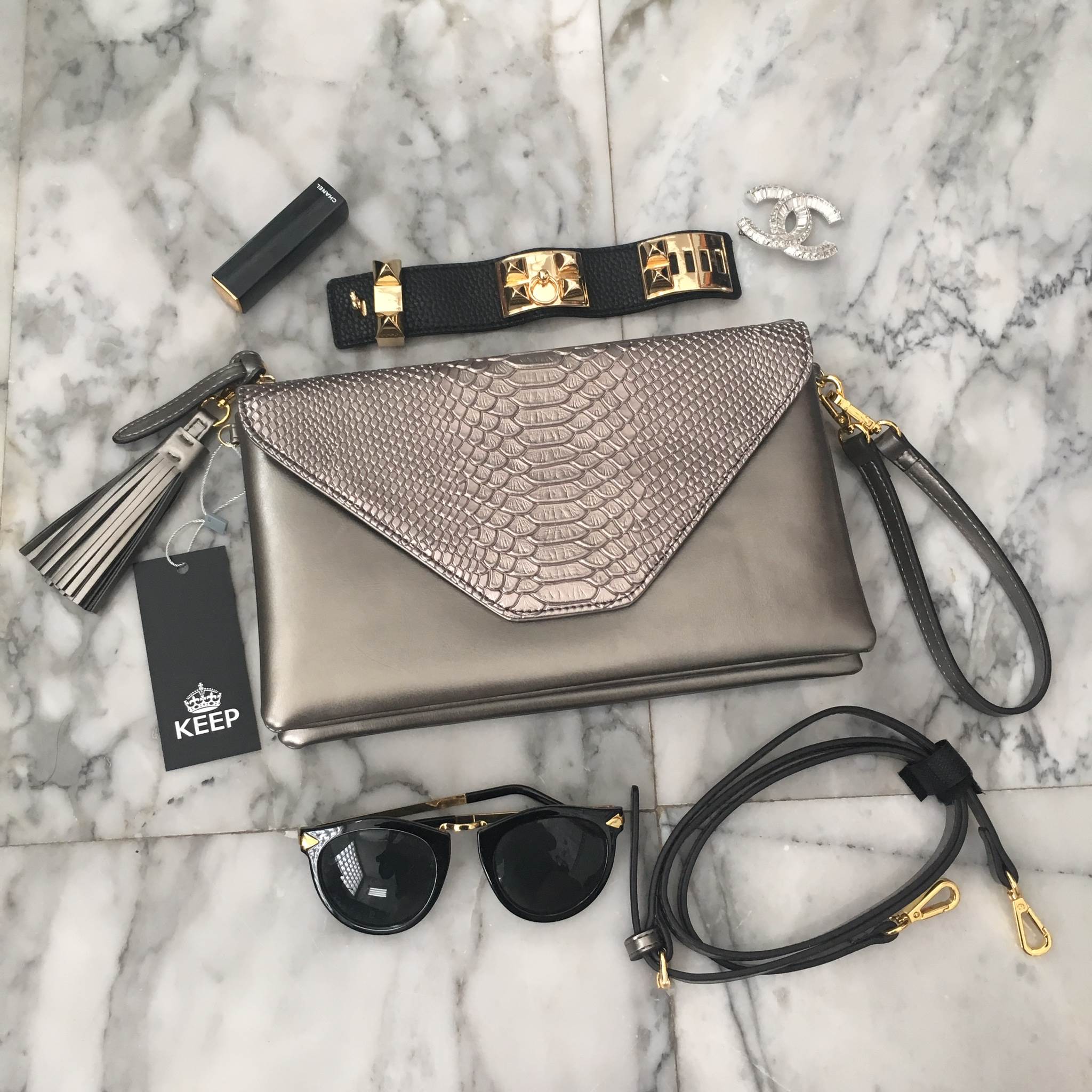 มาตามคำเรียกร้องคะสำหรับ size นี้ รอบนี้ ได้ ของ KEEP BRAND มาคะ รับรองความสวย 😍กระเป๋า KEEP Doratry shoulder &clutch bag ตัวกระเป๋าผลิตจากหนังแกะเทียม ตัดกับ ลายงู ลายหนังชัดเจน สวย อะไหล่ทองเพิ่มความหรูให้กับกระเป๋าสุดๆคะ 🌵จุดเด่นคือ สาม