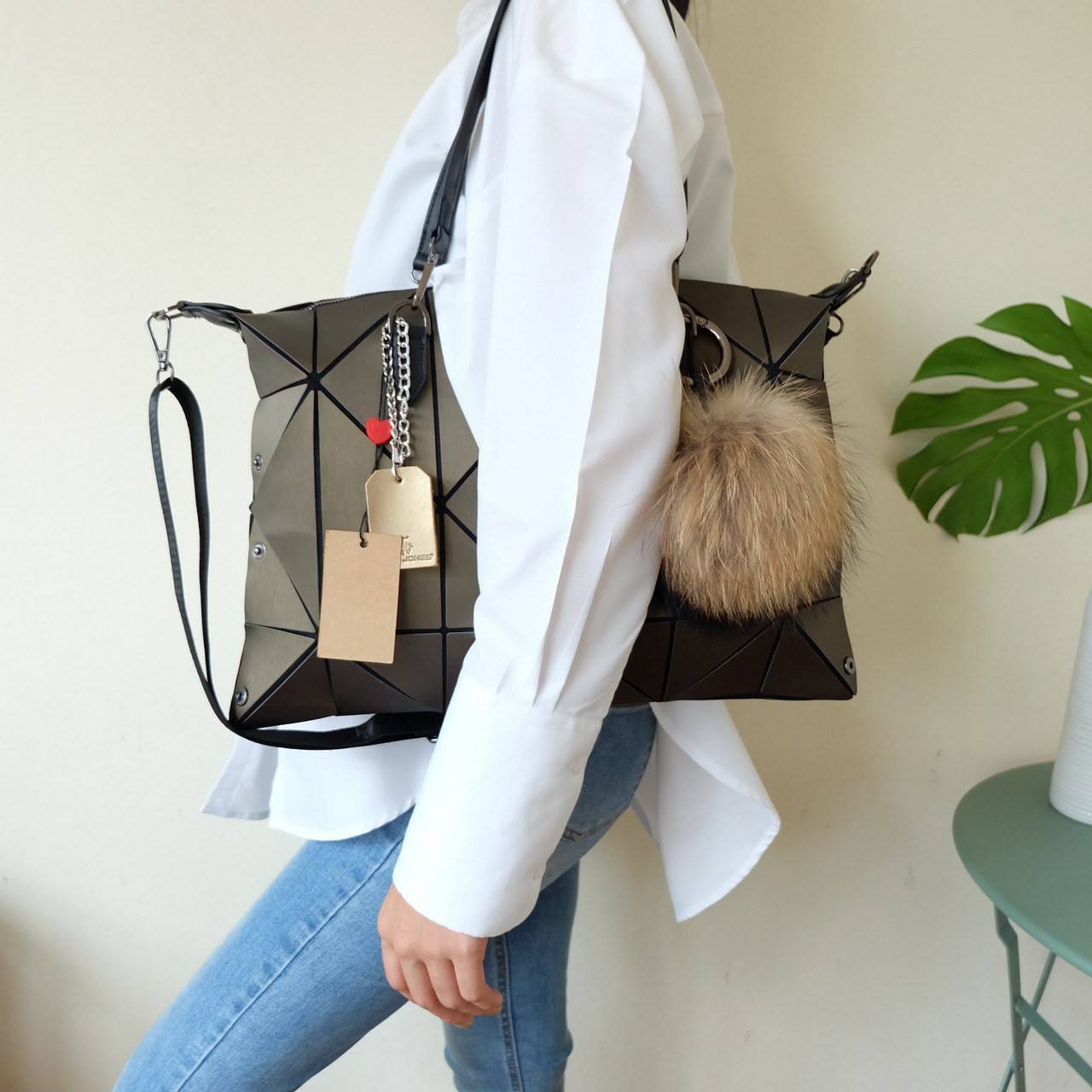 กระเป๋าถือ/สะพาย ทรงสวย เหมือนซื้อ1ได้4 โอ้ย 🤩🤩 คุ้มสุดๆไปเลยค่า เพราะตัวกระเป๋าปรับได้ถึง4 แบบตามการใช้งานเลยน๊าแถมตัวกระเป๋าน้ำหนักเบาอีกด้วย ✨✨✨ สายสะพายถอดได้แถมสายยาวให้อีก 1 เส้น กระเป๋าทรงสุดฮิตจากแบรนด์ David J