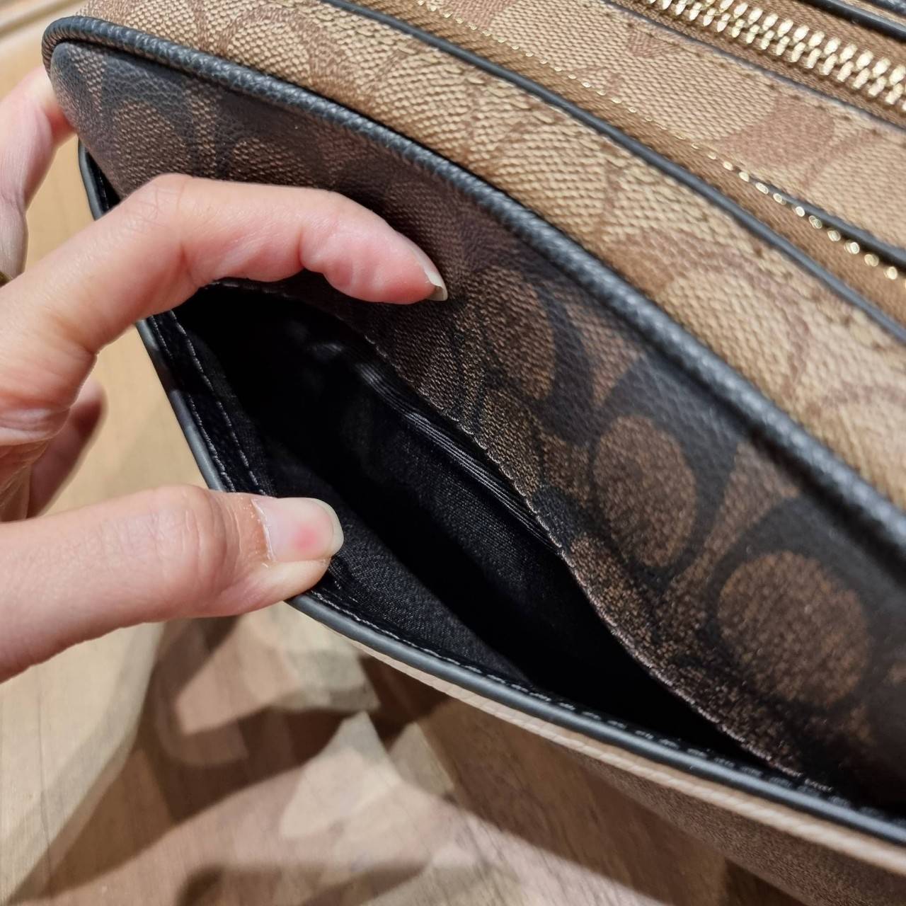 ใครที่รออยู่ห้ามพลาดเลยจร้าา! COACH JES CROSSBODY IN BLOCKED SIGNATURE CANVAS ((1767)) พร้อมส่งอีกครั้ง สินค้าขายดี กระเป๋าสะพายครอสบอดี้ร์หรือสะพายข้างได้ หนังแท้อย่างดีค่ะ 🔺สีหนังของรุ่นนี้ผสมกันได้ลงตัวดูดีมากๆทีเดียวค่ะ กระเป๋าแบบ2ช่องซิป ภายใ