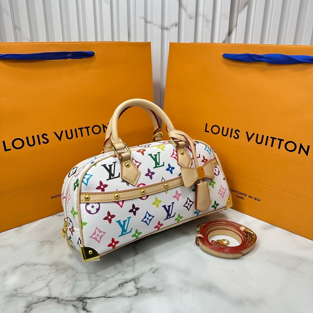 ORI | LV x TM Handbag East West Murakami ใหม่ล่าสุด กระเป๋าสะพายทรงสวย ดีไซน์ใหม่ หรู ดูผู้ดี แต่งแต้มดีเทลเปี่ยมชีวิตชีวาจากคอลเลคชั่น LV x Murakami คอมพลีตลุคด้วยที่ห้อยกุญแจรูปโบว์สุดเอ็กซ์คลูซีฟ
