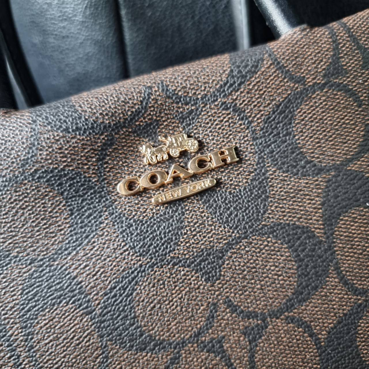 COACH MINI CALLY CROSSBODY IN SIGNATURE ((3599, 2184, 5693, 2134, 2183)) พร้อมส่งที่ไทยทันที! กระเป๋าสะพายครอสบอดี้ร์ กระเป๋าครอสบอดี้โท้ทมินิไซส์ รุ่นใหม่สุดฮอต!! ใบจริงคือน่ารักม้ากกกก!! สวยอยู่ทรง น่ารักน่าใช้ ทรงTote ปากกระเป๋าเปิดปิดแบบแม่เหล็ก ภายใน