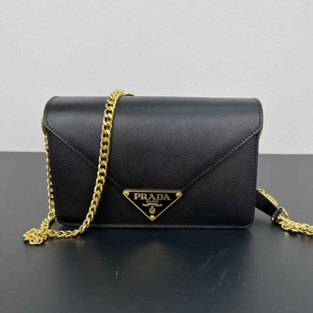 Prada Envelop / Prada Mini Triangle Logo Envelope Flap Crossbody Bag / Prada Saffiano leather shoulder bag ฮอตสุดไม่มีใครเกิน กับกระเป๋าสะพายรุ่นที่สาวๆต้องไม่พลาด!! ดึงดูดและสะกดสายตาด้วยอะไหล่ดีเทลหรู