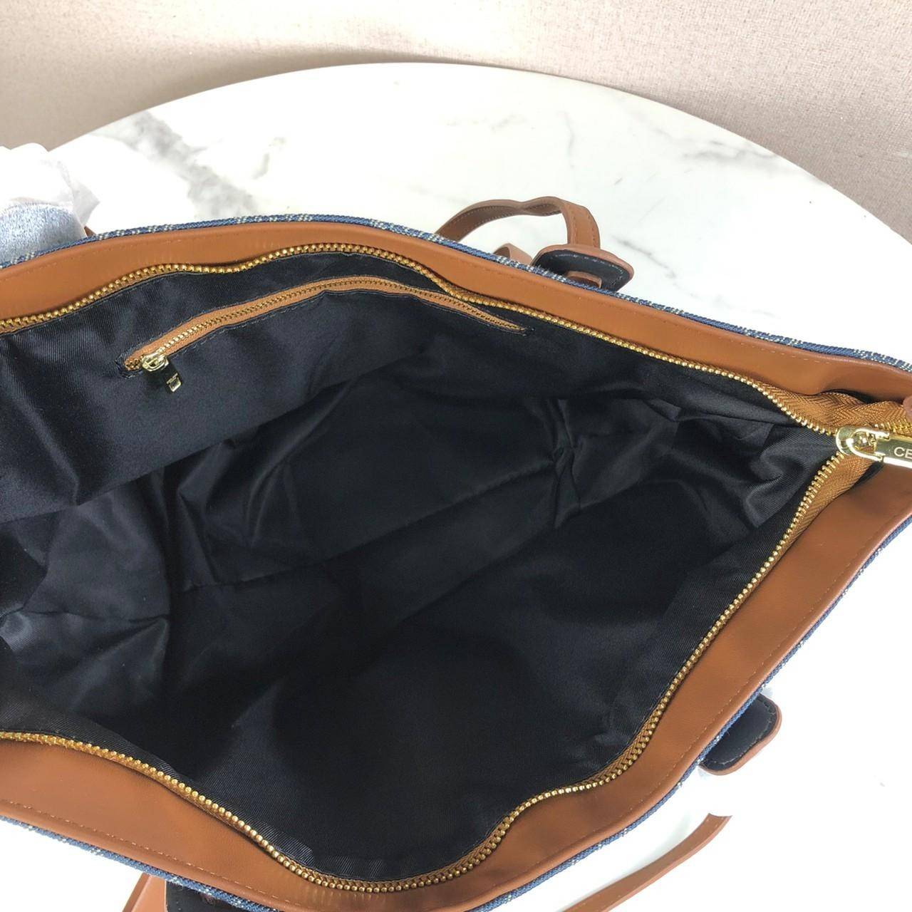 กระเป๋าสะพาย CELINE ซื้อ 1 ได้ถึง 2 ชิ้น เปิด - ปิดกระเป๋าด้วยซิป ด้านในโล่งกว้าง มีช่องซิป 1 ช่อง หูจับสูง 26 cm แถมกระเป๋าใบเล็กอีก 1 ใบ เปิด - ปิดด้วยซิป มาพร้อมสายสะพาย สามารถถอดและปรับได้ 3 ระดับค่ะ