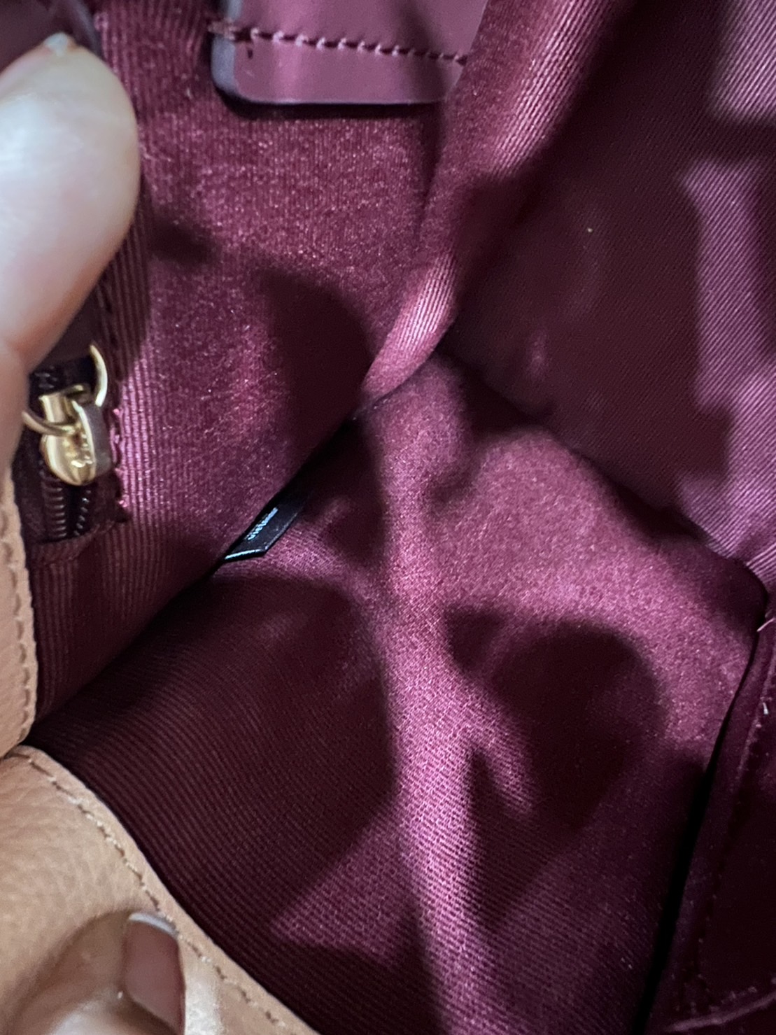 Coach Dempsey Tote 22 With Creature Patches CC421 คอลเลคชั่นใหม่ กระเป๋าทรงโท้ท ขนาดน่ารักน่าใช้มากๆ ดีไซน์น้องหมีจิ้มลิ้มดึงดูดสายตามากๆ ฟังก์ชั่นการใช้งานสะดวก มีทั้งสายคล้องในตัว และสายครอสบอดี้ ภายในกระเป๋าเป็นช่องโล่ง ใส่ของสำคัญได้ครบครันไม่ต้องห่วง