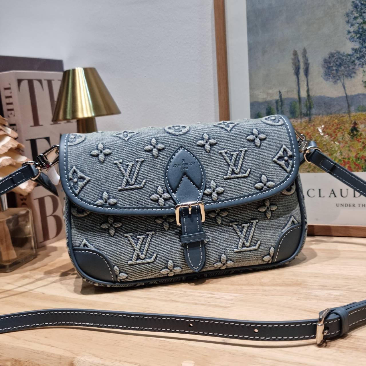 LV diane monogram washed denim bag ใหม่ล่าสุด กับกระเป๋าทรงสุดฮิต คลาสสิคและเป็นอีกหนึ่ง signature ที่มาในรูปแบบ washed denim สวยดูแพงสุดๆ