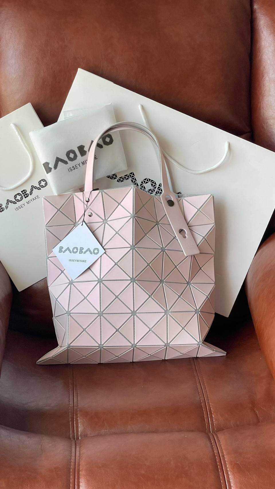 ORIGINAL 🌸 BAO BAO ISSEY MIYAKE LUCENT 6X6 matte tote bag เป็นซีรีส์ที่โดดเด่นด้วยโทนสีสว่าง โดดเด่นด้วยลักษณะต่างๆ เช่น ตาข่ายสว่างที่มองเห็นได้ผ่านช่องว่างระหว่างชิ้นสามเหลี่ยม