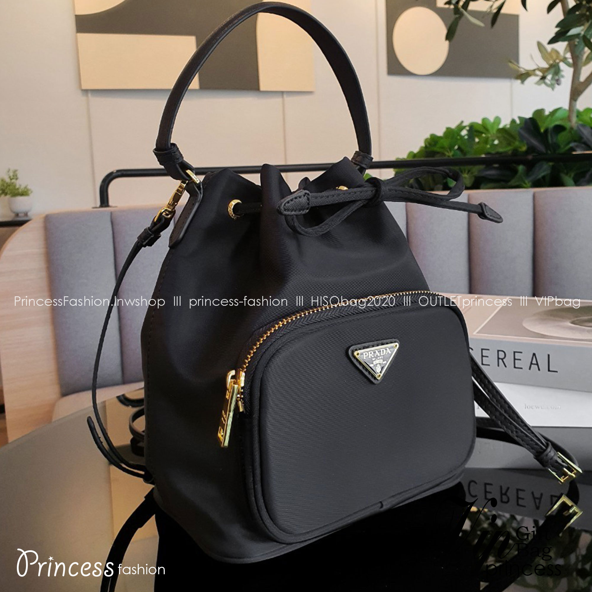 Prada Nylon Bucket Bag Black ใครๆก็หลงรัก **ทรงขนมจีบน่ารัก 🐰 กระเป๋าผ้า PRADA NYLON SILK เนื้อหนา ตัวกระเป๋าอยู่ทรงสวย ซับในอย่างดี จุดเด่นคือ กระเป๋าสามารถ จุของได้เยอะมาก น้ำหนักเบา