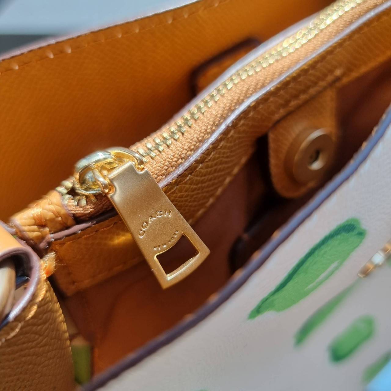 OUTTLET 】COACH 1625 SMALL TOWN BUCKET BAG WITH LIME PRINT ต้อนรับปีใหม่ด้วยความสดใส กับรุ่นยอดนิยม กระเป๋าทรงบัคเก็ตไซส์เล็ก ดีไซน์ลวดลายจี๊ดจ๊าด น่าใช้จริงจัง วัสดุหนังแคนวาสเคลือบลาย สวยคมแซ่บมากๆ เปิด-ปิดด้วยกระดุมแม่เหล็กทั้ง 2 ฝั่ง ภายในเป็นช่องโล่ง 