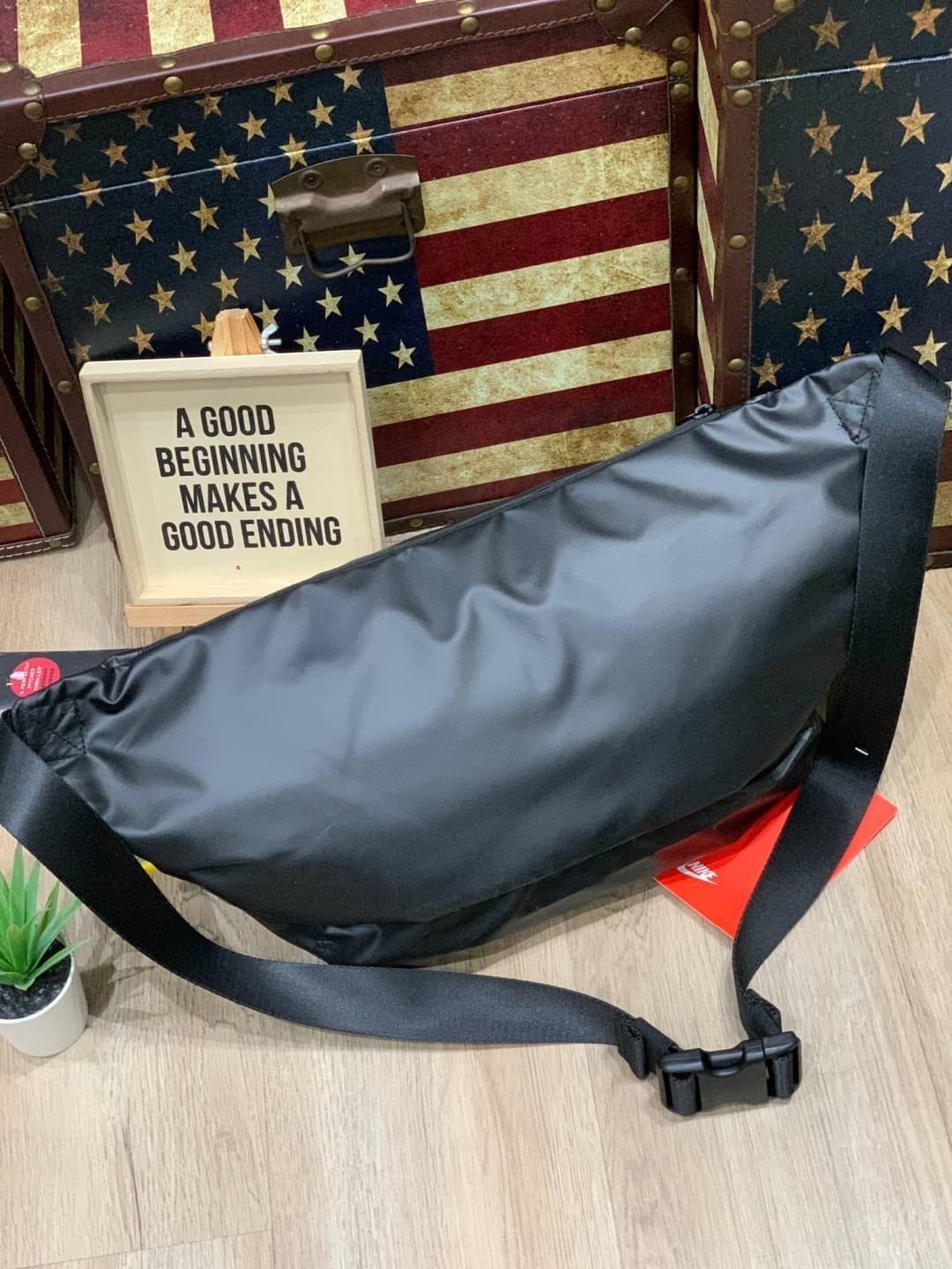 Nike Tech Hip Pack Winterized กระเป๋าnikeทรงคาดอกรุ่นใหม่ชนช้อป ทรงสวย ใบใหญ่สไตล์สปอร์ต ใส่อุปกรณ์กีฬาและพกพาได้อย่างสบายใจ