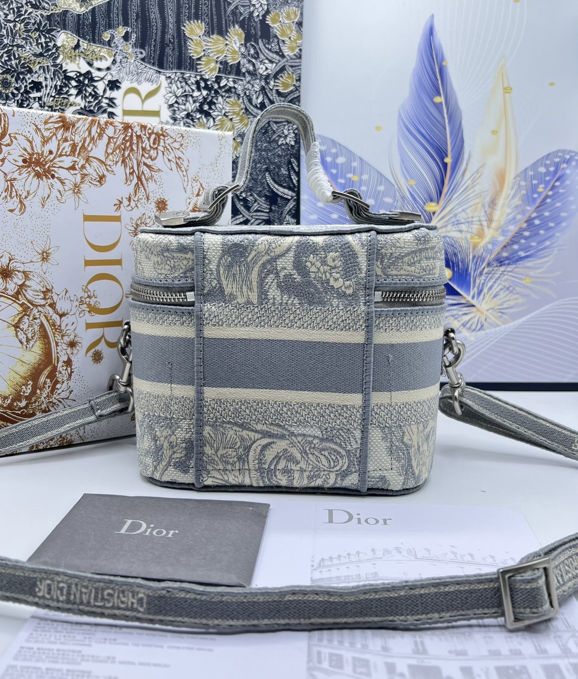 18cm Small DiorTravel Vanity Case กระเป๋าใส่เครื่องสำอาง มาพร้อมกับลวดลาย Oblique ปักอย่างประณีตและประดับด้วยสัญลักษณ์ Christian Dior Paris มาพร้อมสายสะพายและหูจับในตัว ปรับเปลี่ยนใช้งานได้ตามสไตล์