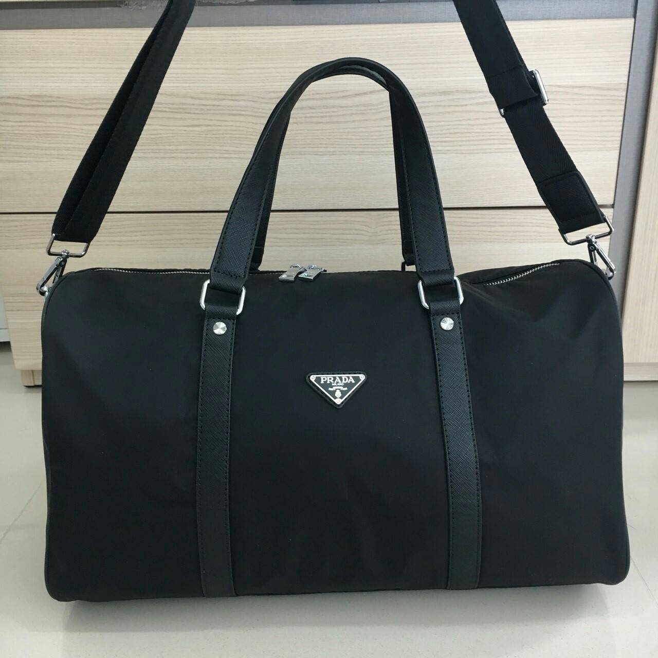 New arrival ! ของมันต้องมี♡ มาใหม่กับ กระเป๋าทรง Travel Bag ใส่ของได้เยอะมาก ไปต่างประเทศได้สบายคะ หมดห่วง ผู้หญิงทุกคนต้องมี ตัวกระเป๋าทำจากผ้า Nylon อย่างดี สามารถกันน้ำได้ ทรงสวยมากคะ มีความอยู่ทรงในระดับนึง ด้านหน้ามีโลโก้สวยงาม อะไหล่เงินทั้งใ