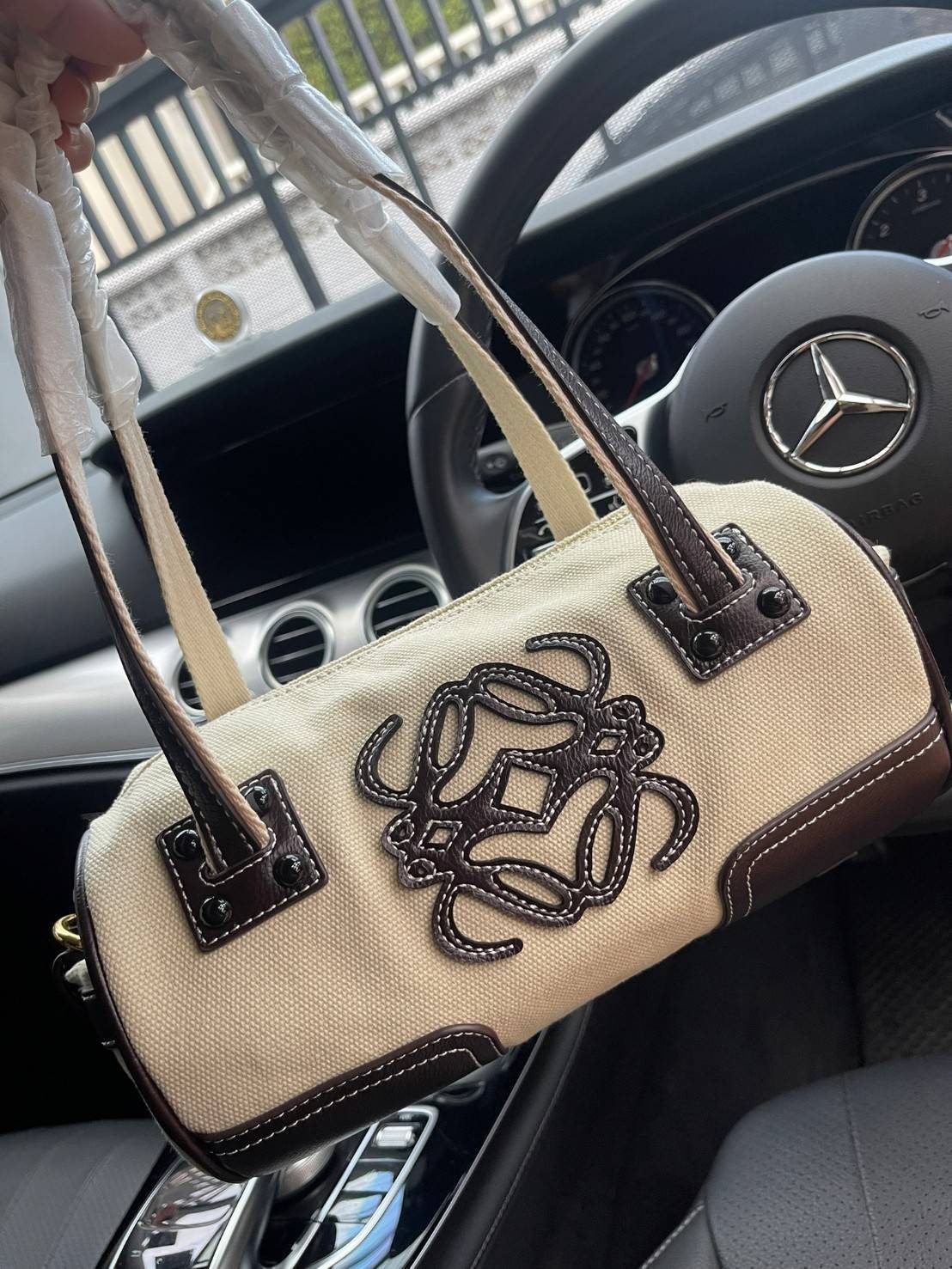 LOEWE ANAGRAM LOGO EMBROIDERED CANVAS VINTAGE MINI SHOULDER BAG กระเป๋าทรงหมอนแบบสะพายไหล่โลเอเว่ ด้านหน้าปักสัญลักษณ์โลโก้แอนนาแกรม สายหนังแท้ เป็นรุ่นที่มีขนาดไม่ใหญ่มาก แต่สามารถใส่ของสำคัญของตนเองเข้าไว้ข้างในได้ครบครัน นอกจากนี้ยังใช้ซิปยาว และซิปสอง