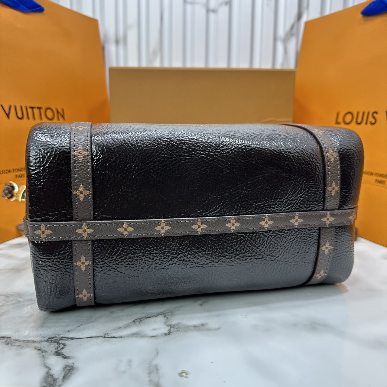 ORI หนังแท้ | LV Express PM Bag 25cm กระเป๋าสะพายทรงหมอนสปีดี้ดีไซน์ใหม่ล่าสุด โฉบเฉี่ยว แต่งคาดหน้าโมโนแกรมโดดเด่น ตัวกระเป๋าสีพื้นตัดกันอย่างลงตัว พร้อมหูแบบจับยาวถอดได้จะถือหรือคล้องไหล่ก็เก๋