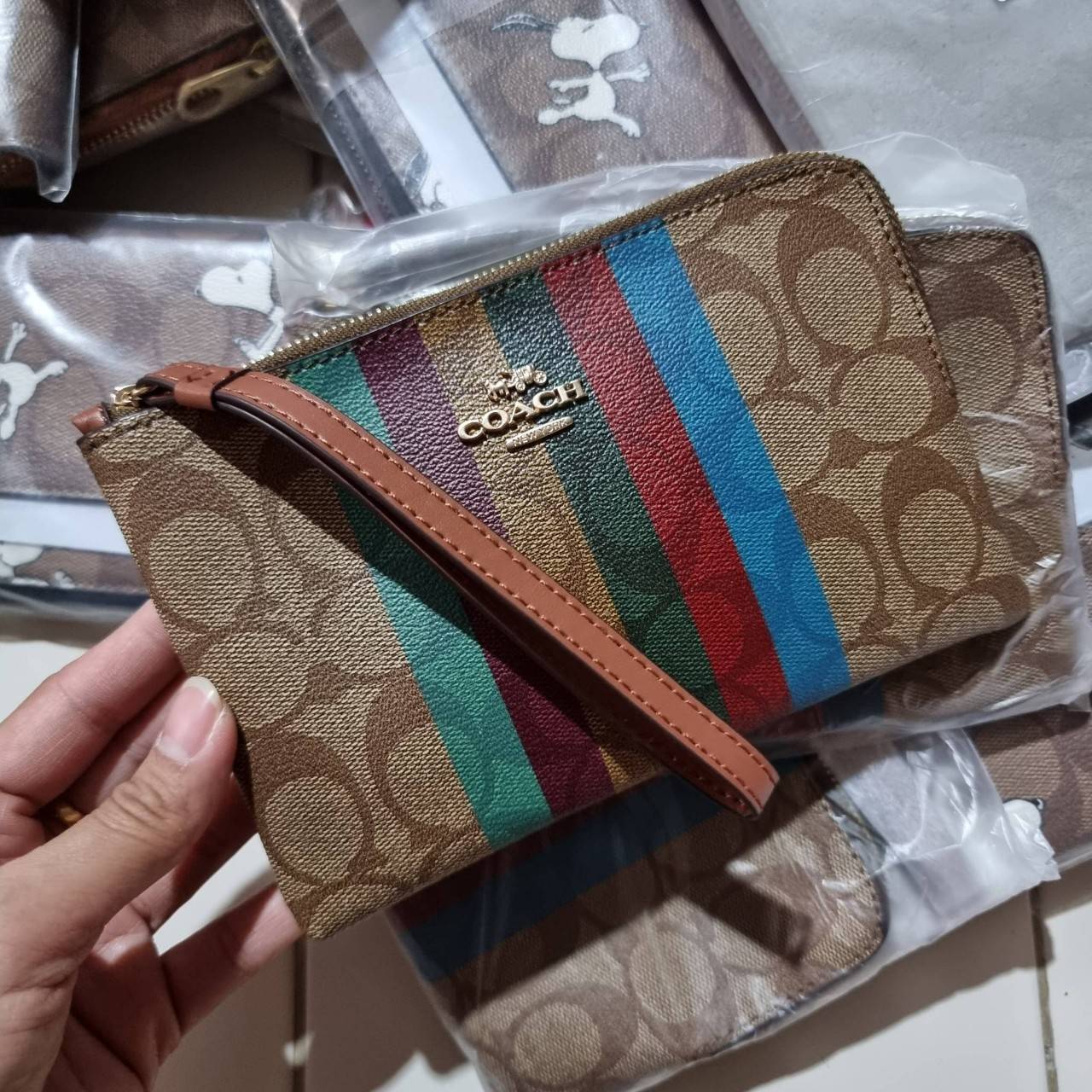 COACH C5624 LARGE CORNER ZIP WRISTLET IN SIGNATURE CANVAS WITH STRIPE สีใหม่กับคอลเลคชั่นที่ปังข้ามปี ฮิตไม่เลิก!! กระเป๋าคล้องมือ ดีไซน์ลายแถบสี สดใสน่าใช้มาก!! ขนาดเหมาะพกพา วัสดุหนังแคนวาส ภายในใส่ธนบัตร หรือใส่บัตร ใส่เหรียญ ได้หมด!! iphone13 pro ใส่ไ
