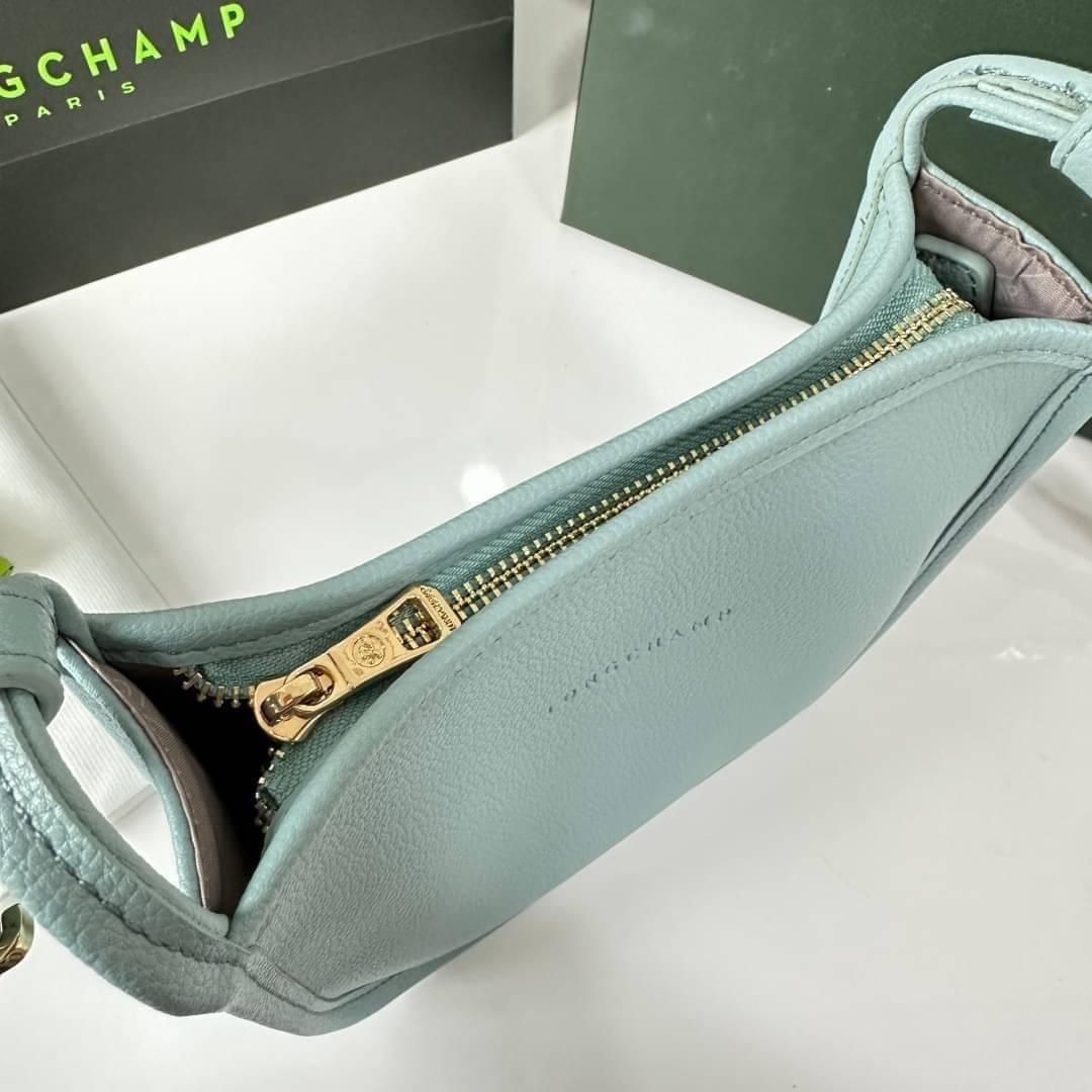 LONGCHAMP LE FOULONNÉ CROSSBODY BAG กระเป๋าสะพายที่เรียบง่ายและดูดี การออกแบบที่คล่องตัวของรุ่นนี้เหมาะอย่างยิ่งสำหรับผู้หญิงที่มีบุคลิกที่ต้องการกระเป๋าสไตล์แบบเรียบง่าย