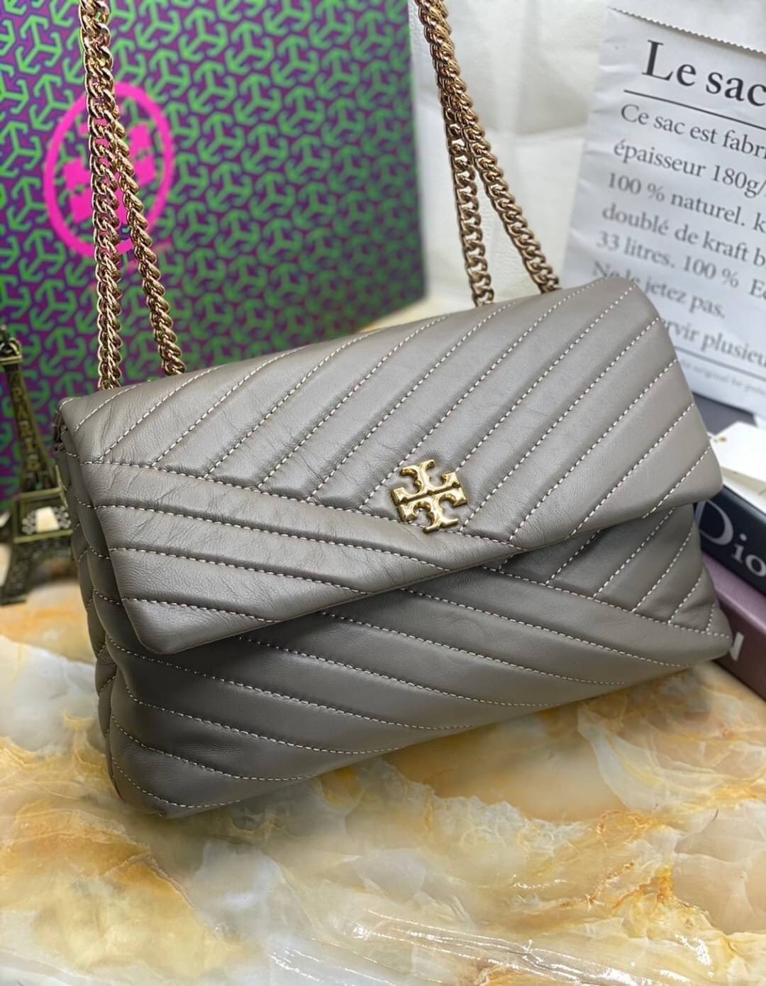 Large : Tory Burch Kira Chevron Quilted Convertible Leather Crossbody Bag เป็นกระเป๋าที่ใช้ในการออกงานสำคัญหรือวันที่มีปาร์ตี้สังสรรค์ คุณควรเลือกใช้กระเป๋าที่มีดีไซน์สะดุดตา เพราะจะช่วยยกระดับและเพิ่มเสน่ห์ให้กับตัวคุณเองมากยิ่งขึ้น หากเป็นงานทางการ เช่น