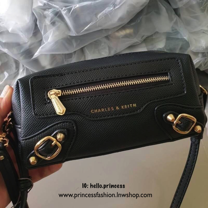 CHARLES & KEITH กระเป๋าคล้องมือ/สะพายข้าง รุ่นสวย รุ่นยอดฮิต ด้านหน้าปั๊มตราแบรนด์ แต่งอะไหล่เข็มขัดเท่ห์ๆ เก๋ๆ มีช่องซิปเล็กด้านหน้า รุ่นนี้คล้องมือได้ สะพายข้างแบบยาวได้ ช่องด้านในพอใส่ของกระจุกกระจิก โทรศัพท์มือถือ เหมาะกับวันชิวๆ รอบนี้มา 3 สี เอาไปใส