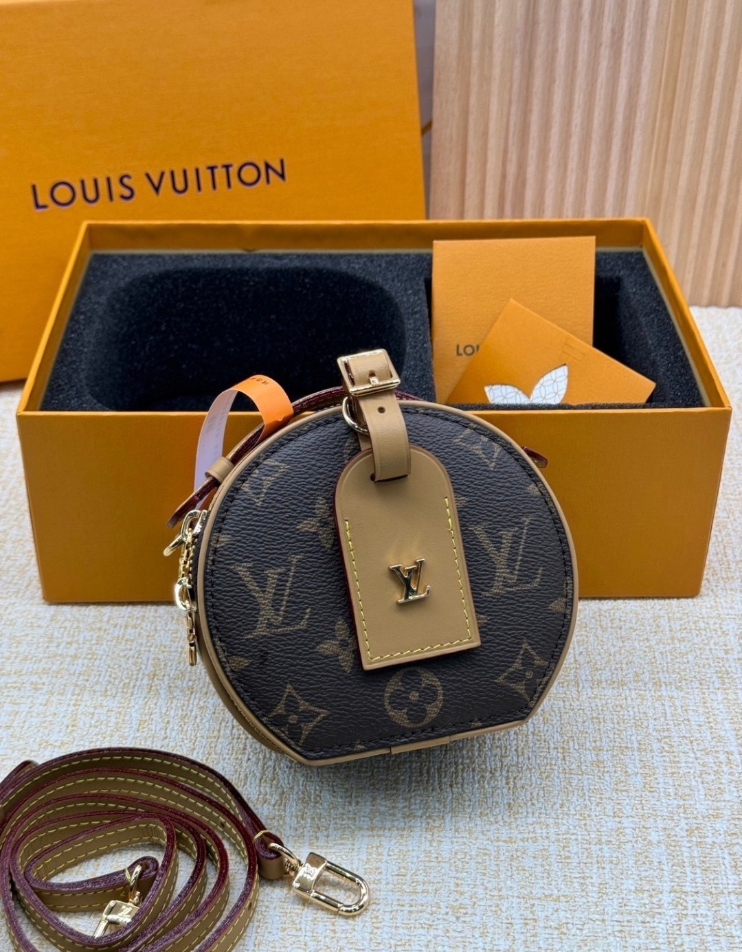 สลับแท้ Top ORI | LV Mini Boite Chapeau / lvpetite กระเป๋าคาดเอว พร้อมสายสะพายข้างได้ หนังแคนวาสแท้ เกรดดีสุด 🤍 เกรดเทพออริจินอล สลับแท้ 1:1 ภาพถ่ายจากงานขายจริง ใช้งานต่างประเทศได้