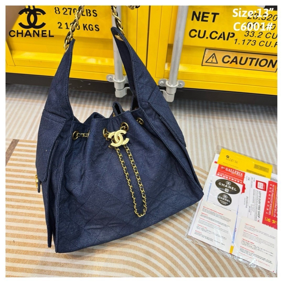 CHANEL 25 Small Handbag กระเป๋าสะพายทรงโฮโบเดนิม คอลใหม่ล่าสุด ต้อนรับฤดูกาล SPRING-SUMMER 2025 รูปทรงใช้งานได้จริง จุของได้ ถือเก๋ๆ เอวี่เดย์ลุค บอกเลยว่าดีไซน์เก๋มาก