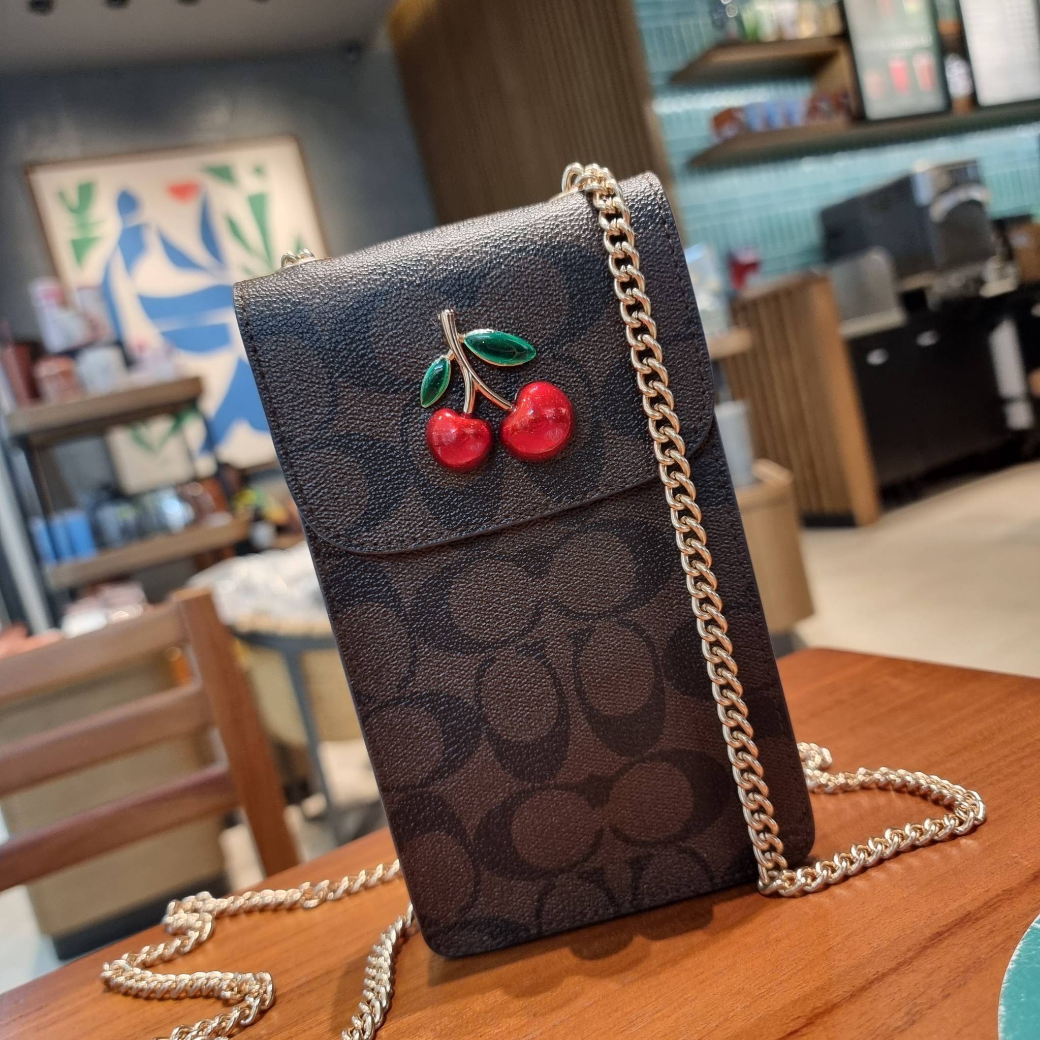COACH F73486 NORTH/SOUTH PHONE CROSSBODY IN SIGNATURE CANVAS WITH FRUIT 🍒🍓🍋 แจกความสดใสกันอีกครั้ง!! กับกระเป๋าสะพายเอนกประสงค์ Case phone ใส่โทรศัพท์มือถือได้ทุกรุ่น ดีไซน์ลายผลไม้ฉ่ำๆ สวยมีเสน่ห์ 💖 วัสดุหนังแคนวาสคุณภาพ ฝ