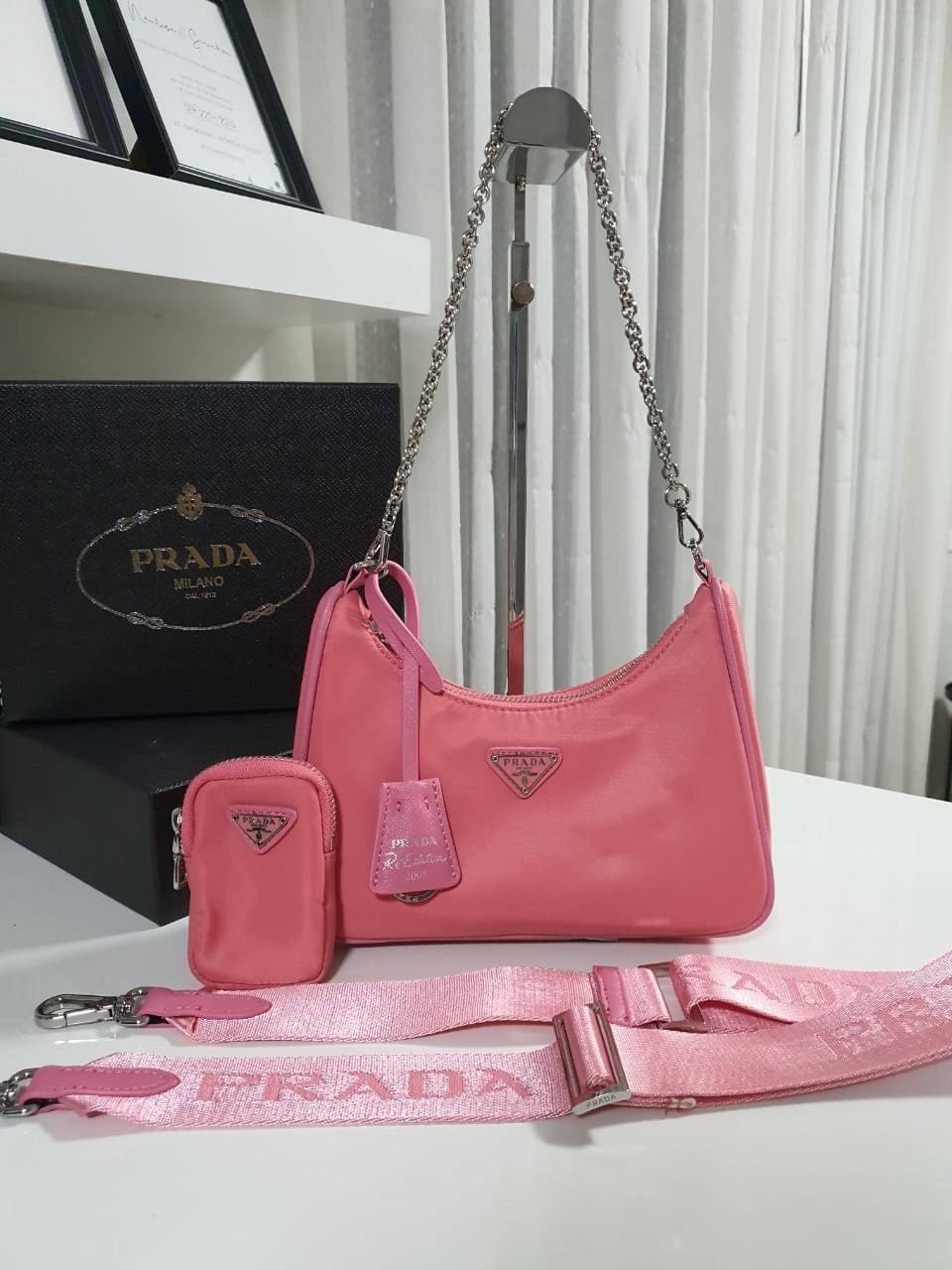 BEST SELLER!! **กำลังมาแรงมากค่ะ กับแบรนด์ PRADA ใบเดียวคุ้มมากค่ะ อุปกรณ์ ครบชุด **ซื้อ1ได้ถึง3ไอเท็ม ทั้งสายยาว และกระเป๋าใส่เหรียญ และป้ายแท็คหนัง อย่างดี **อะไหล่ปั้มแบรนด์แท้ทุกจุด วัสดุทำจากผ้า Nylon อย่างดี กันน้ำได้ อยู่ทรงสวย สามารถใส่กระเป๋าตังค