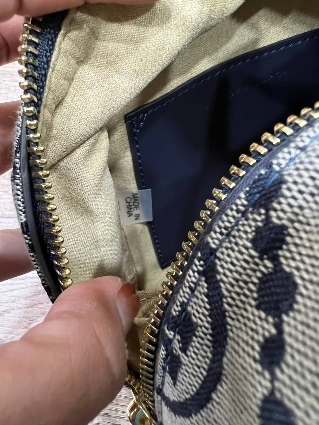 TORY BURCH T MONOGRAM JACQUARD CUBE BAG 🎁พร้อมส่งที่ไทยใหม่ล่าสุด! ปีใหม่นี้เราต้องมีกระเป๋าสวยและเก๋ไว้ใช้กันค่ะ กับกระเป๋าทรง CUBE ดีไซด์ให้ดูเรียลร่วมสมัยมากขึ้น สามารถหยิบจับของได้ง่าย ทรงกระเป๋าแบบกล่อง