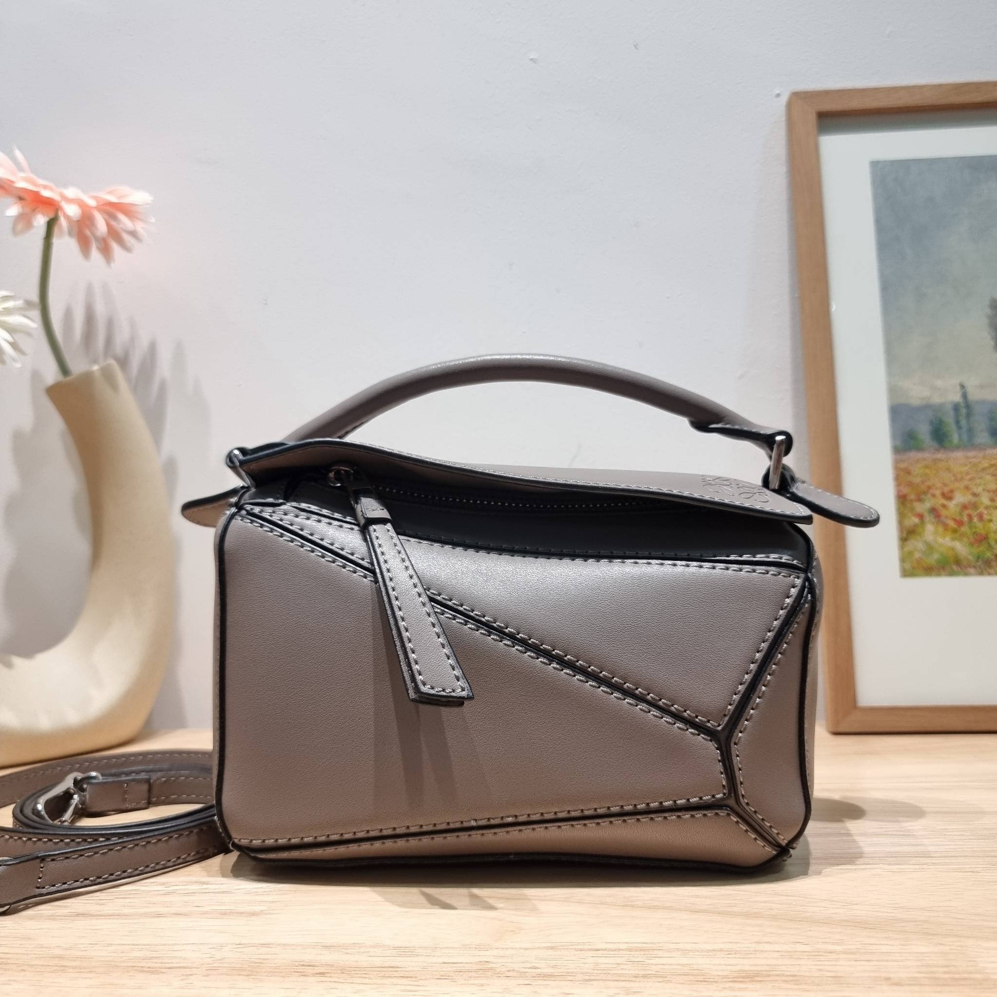 LOEWE MINI PUZZLE BAG IN CLASSIC สุดยอดแบรนด์ที่ดีไซน์เป็นเอกลักษณ์ โดดเด่น สวยหรู กับกระเป๋าสะพายข้างทรงกล่อง ไซส์มินิ สไตล์พัซเซิล ให้ฟีลลิ่งเหมือนตัวต่อคละสี ดูดีได้ทุกที่แค่มีใบนี้