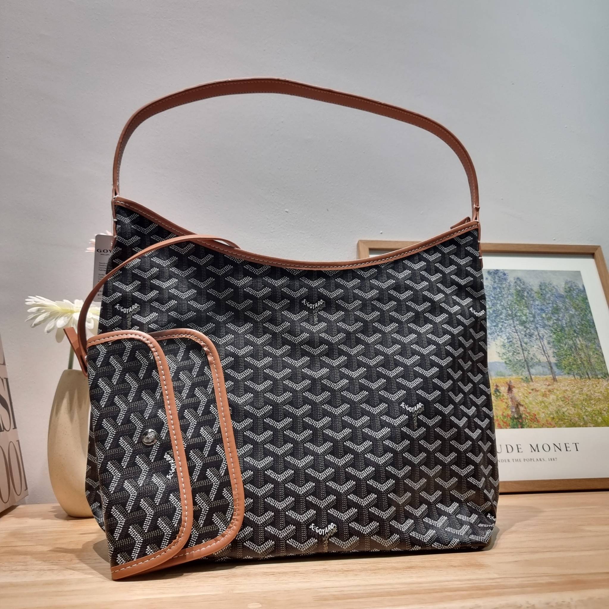 GOYARD BOHEME HOBO BAG / GOYARD HOBO กระเป๋าสะพายทรงโฮโบ ใบใหญ่จุใจ!! มาครบสีขายดี เลิศทุกสี รูปทรงคลาสสิค ดีไซน์เป็นเอกลักษณ์ วัสดุหนังแคนวาสพิมพ์ลายสวยคม ปากกระเป๋ามีซิปเปิด-ปิดกันของหล่นได้ ภายในโล่งกว้างมาก มาพร้อมสายคล้องในตัว ทนทาน สะพายสวยๆได้ทุกวั