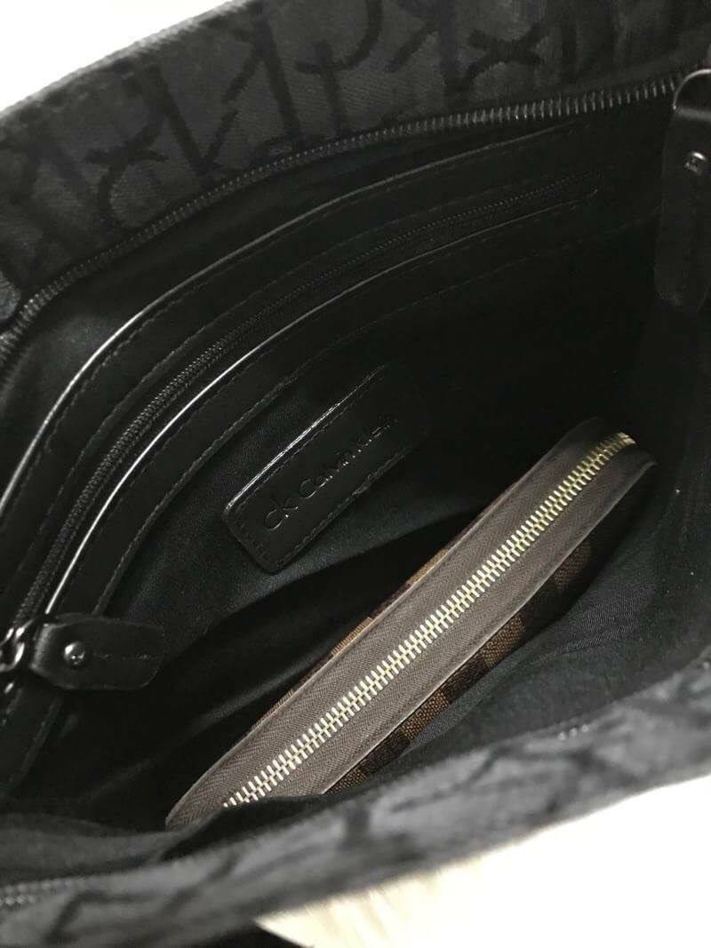 CALVIN KLEIN JEANS CROSSBODY BAG กระเป๋าสะพาย Ck Jeans รุ่นLimited Edition จาก Calvin Klein Jeans วัสดุ Canvas + Polyester 100% คุณภาพดีเนื้อหนาพิมพ์ลาย Ckรอบใบ ด้านหน้ามีโลโก้ Calvin Klein พร้อมช่องซิป1ช่อง เปิดปิดด้วยซิปเดียว ภายในมีโลโก้เเละช่องซิป ขนา