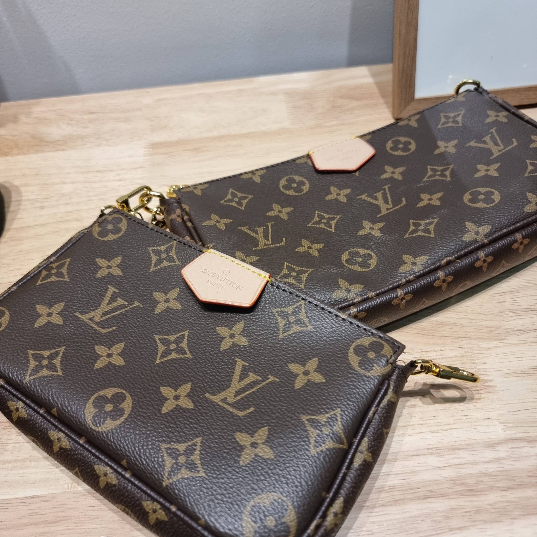 Set 4 ชิ้น LV Multi Pochette Bag New in!! กับ box set ชวนสะสม ที่จับเอารุ่นยอดฮิต มามิกซ์รวมกับไอเท็มสุดคุ้มของมันต้องมี!! จัดเรียงให้อยู่ในกล่องสุดหรู ไม่ว่าจะตัวกระเป๋า กระเป๋าสตางค์ กระเป๋าจิ๋ว ใบไหนๆก็นำมาใช้งานได้จริง คุ้มค่ามากๆ แถมฟรี! ริบบิ้นลายลิ