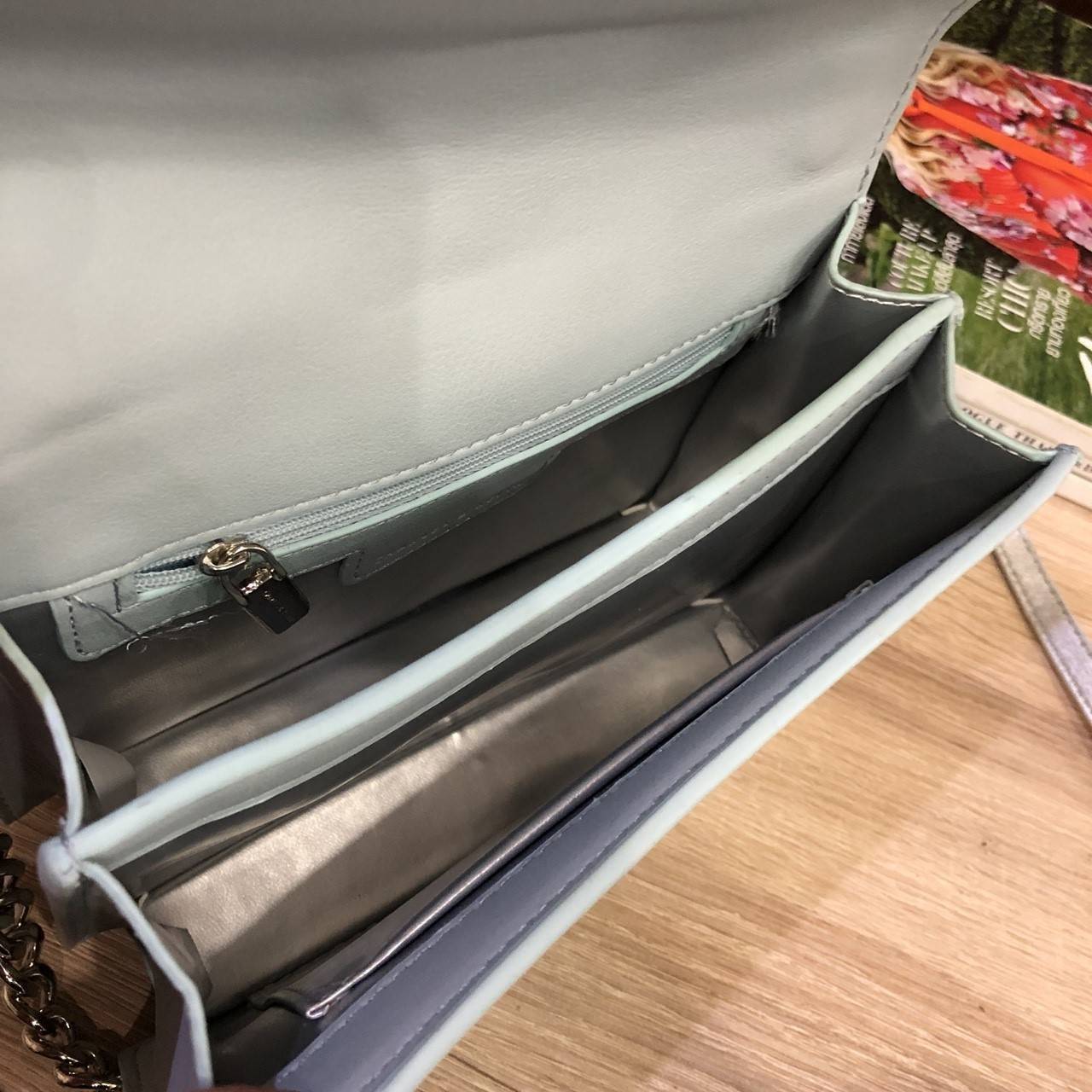 Charles&kieth chevron detail textured slingbag 2017 กระเป๋าหนัง PU ขนาดมินิหนังเนื้อเรียบ ดีไซน์เก๋ ด้านหน้ามีแทคห้อยแบรนด์ เย็บซิกแซกเก๋ มาด้วยสี 2 tone มีตัวล็อคหน้าแบบเข็มขัด ปั๊มแบรนด์บนโลหะ สายสะพายโซ่คั่นหนังรองบ่า ภายในมี 2 ช่อง มีช่องซิปเล็ก เปิดป