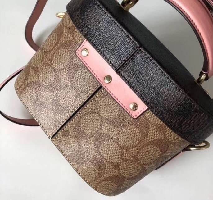 COACH KAY CROSSBODY IN SIGNATURE ((78277)) กลับมาอีกครั้ง! กระเป๋าหิ้ว//สะพายแบบครอสบอดี้ร์ หนังแท้นิ่มสวย เปิดปิดกระเป๋าแบบหมุนล็อค ภายในโล่งสามารถใส่กระเป๋าเงินใบกลางได้;มือถือได้ทุกรุ่น; มีช่องเล็กให้ใส่ของจุกจิก;ซัปในบุผ้าอย่างดีเลยค่ะ มาพร้อมสายสะพาย