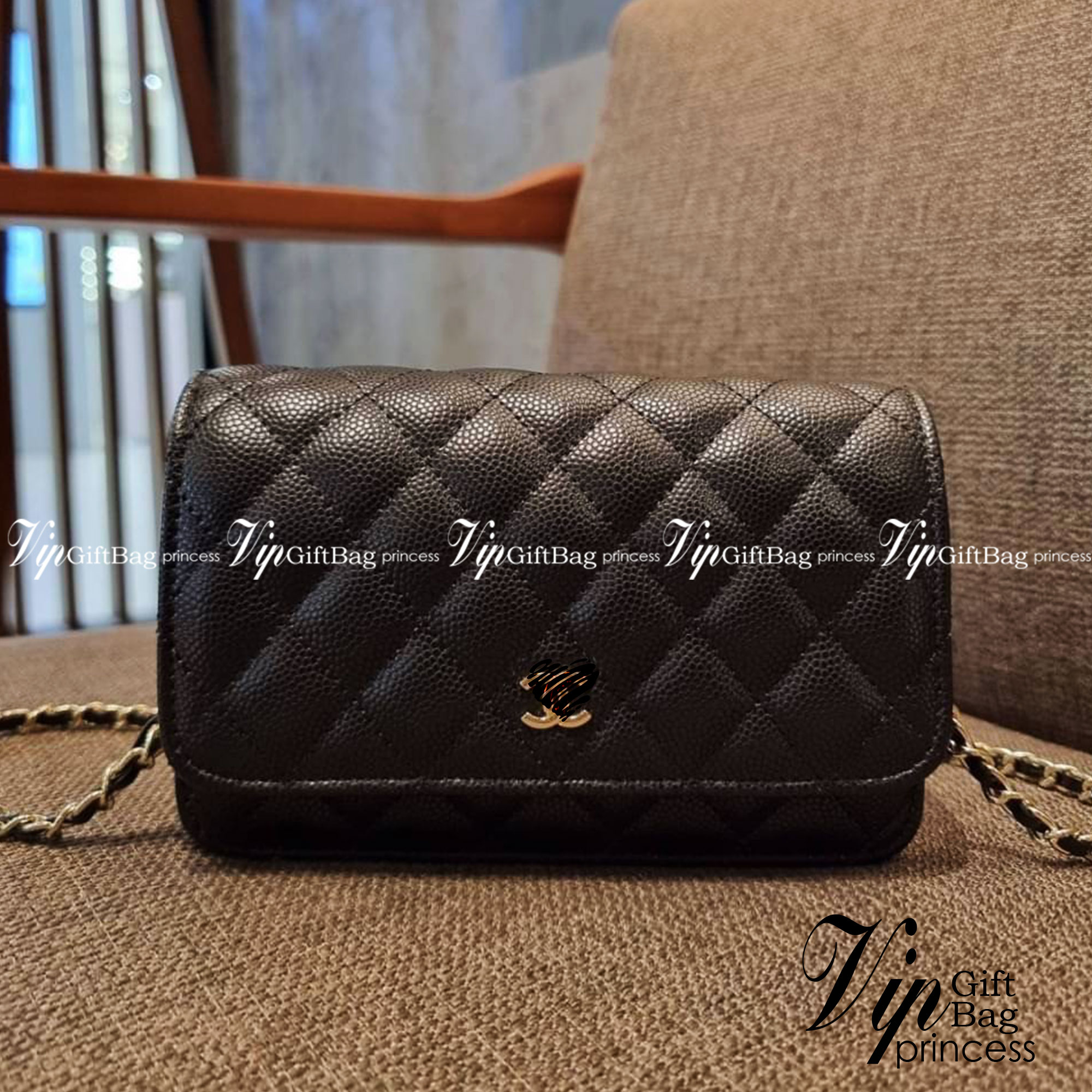 VIP 🥂 CHANEL WOC ฮอตกว่ารุ่นนี้คงไม่มีแล้ว!! เป็นรุ่นที่ถูกถามหาเยอะสุด!! ขายดีสุด!! และหมดไวมากๆ กระเป๋าสะพายข้างหนังลายคาร์เวีย มาพร้อมโซ่สะพายในตัว (ถอดออกไม่ได้) อะไหล่ทอง ดูผู้ดี้ ผู้ดี!! เปิด-ปิดกระเป๋าด้วยกระดุมแม่เหล็ก ภายในกระเป๋าเป็นช่อง