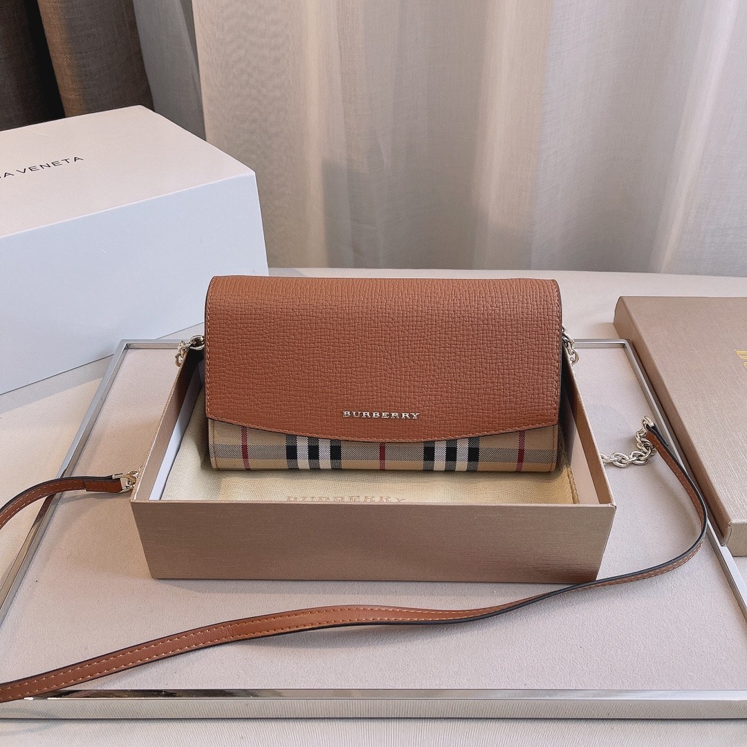 พรีเมี่ยมกิ๊ฟแท้ 💯% 】BURBERRY CROSSBODY BAG กระเป๋าสะพายพรีเมี่ยมกิ๊ฟรุ่นใหม่ล่าสุด Limited จาก BURBERRY Perfume DutyFree