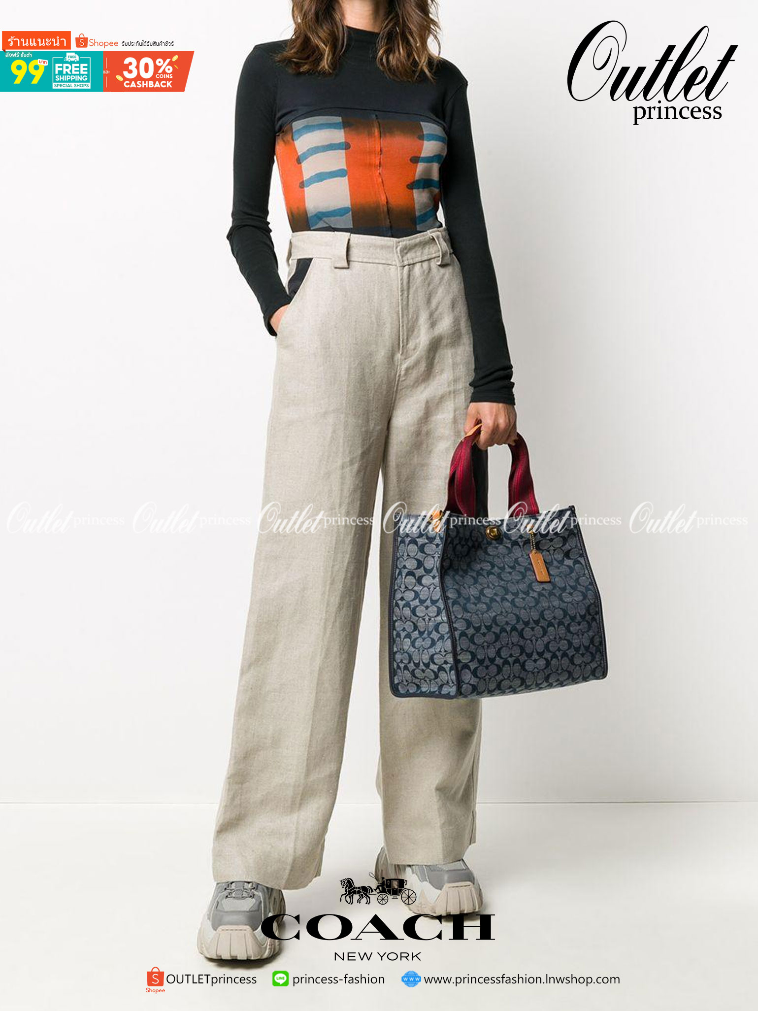 COACH Tote 34 In Signature Chambray หากคุณกำลังมองหากระเป๋าที่มีดีไซน์แปลกตา ไม่ค่อยเหมือนที่พบเห็นทั่วไป ต้องเป็นรุ่นนี้เลยค่ะ นอกจากจะผลิตจากผ้าแชมเบรย์ซึ่งมีน้ำหนักเบาแล้ว ยังให้สีสันคล้ายกับสียีนส์ สายสะพายและหูหิ้วสไตล์สปอร์ต ที่สำคัญยังมีหมุดปิดกระเ