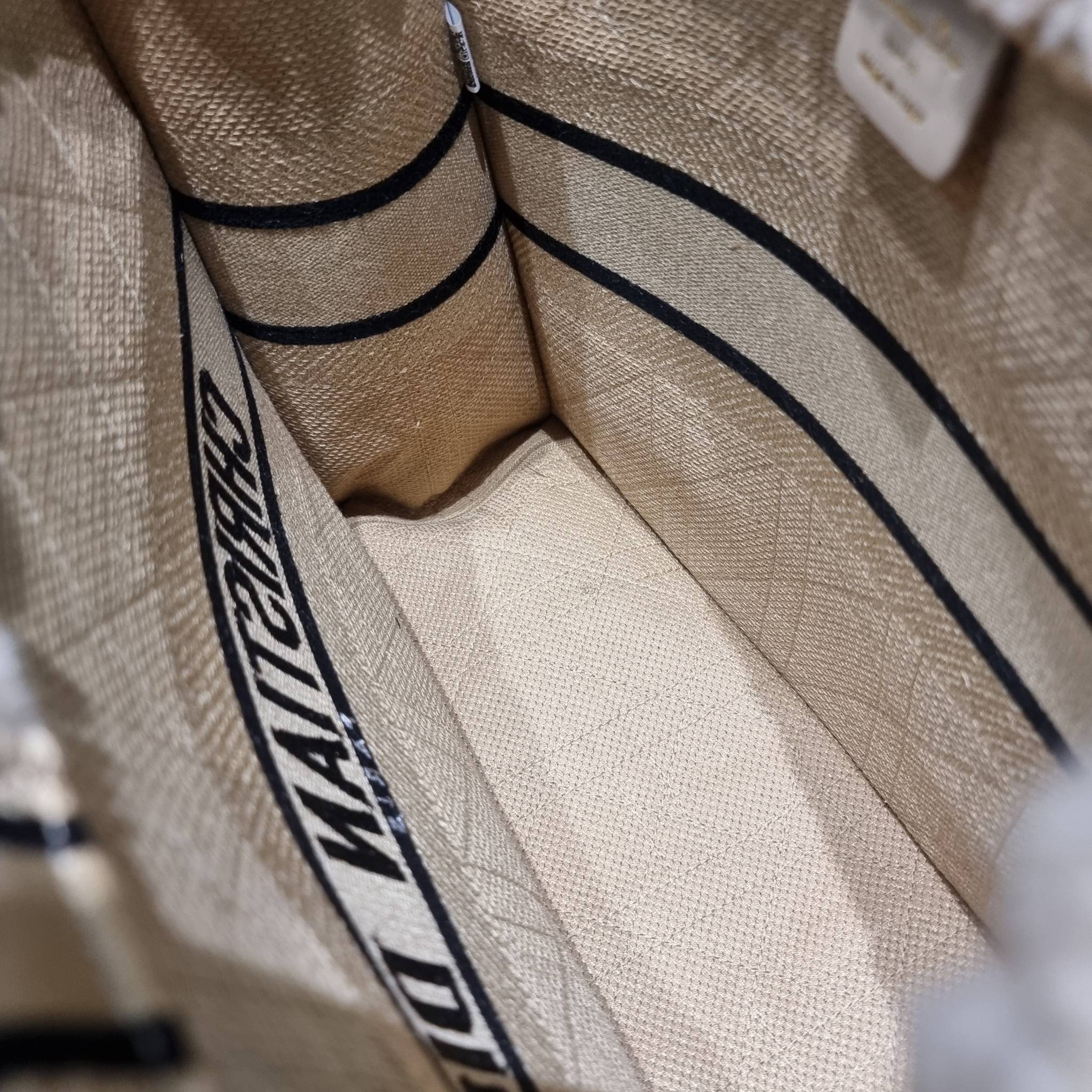 MEDIUM DIOR BOOK TOTE / CD book tote กระเป๋าทรงโท้ทใบใหญ่ ดีไซน์ใหม่ล่าสุด ที่มีทั้งความละมุนและหรูหราในตัว ด้วยการ shearling ขนแกะรอบใบฟูนุ่ม ตัดสลับฟอนท์เอกลักษณ์สวยงาม หูจับในตัวทนทาน ใช้งานง่าย ด้านในกระเป๋ากว้างมาก จุของได้เยอะ ไม่ใช่แค่สวยแถมยังใช้ป